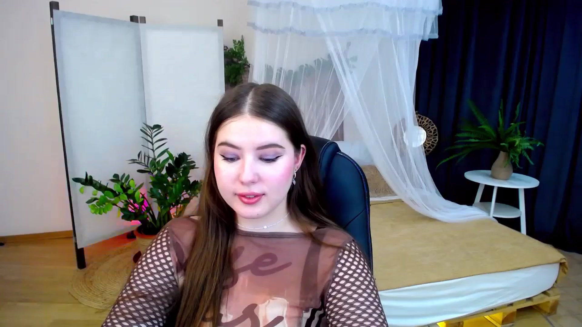 Gallery image thumbnail from AdmireMyEyes's myfreecams stream on, 10/13/2024, 07:46 image 19 of 20