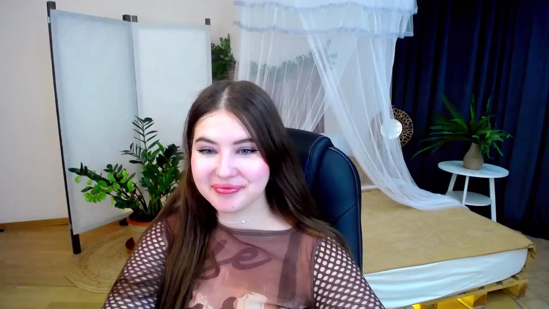 Gallery image thumbnail from AdmireMyEyes's myfreecams stream on, 10/13/2024, 07:46 image 16 of 20