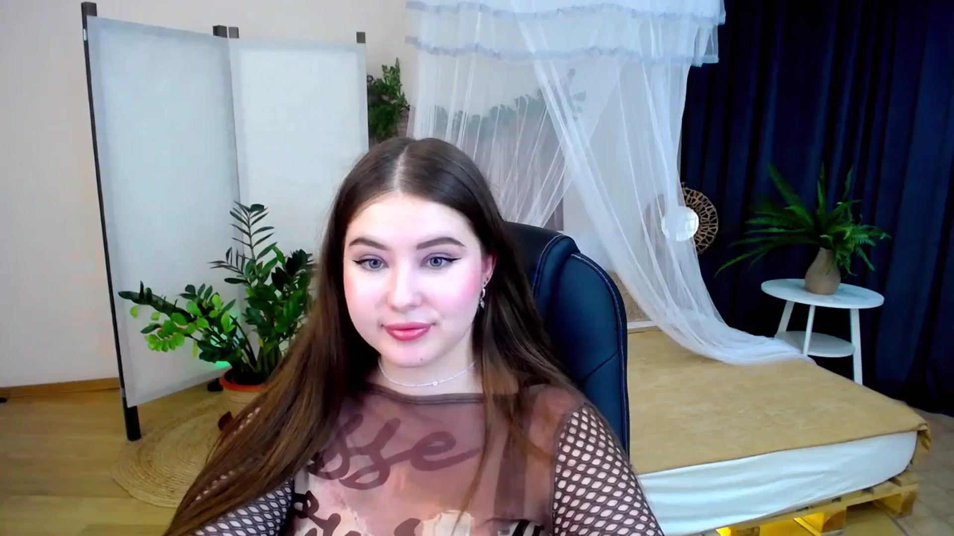 Gallery image thumbnail from AdmireMyEyes's myfreecams stream on, 10/13/2024, 07:46 image 12 of 20