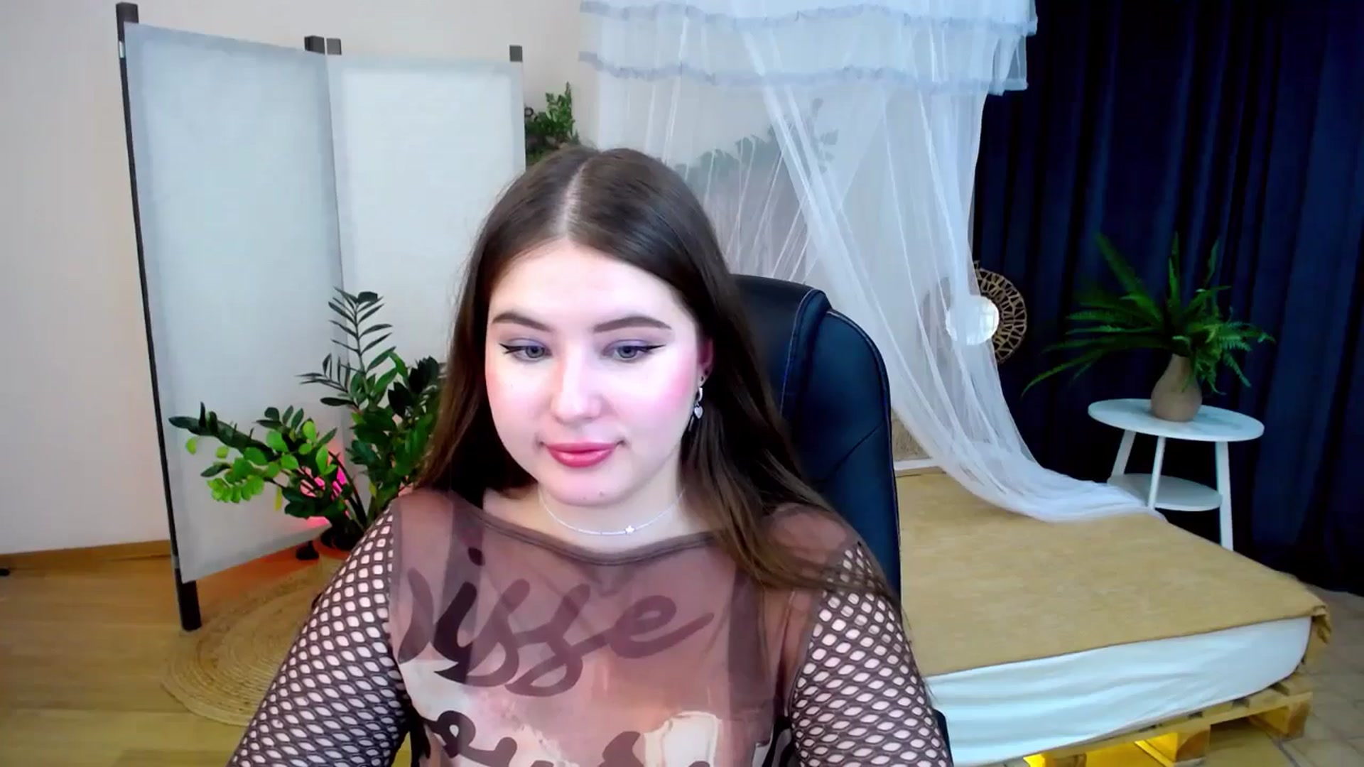 Gallery image thumbnail from AdmireMyEyes's myfreecams stream on, 10/13/2024, 07:46 image 4 of 20