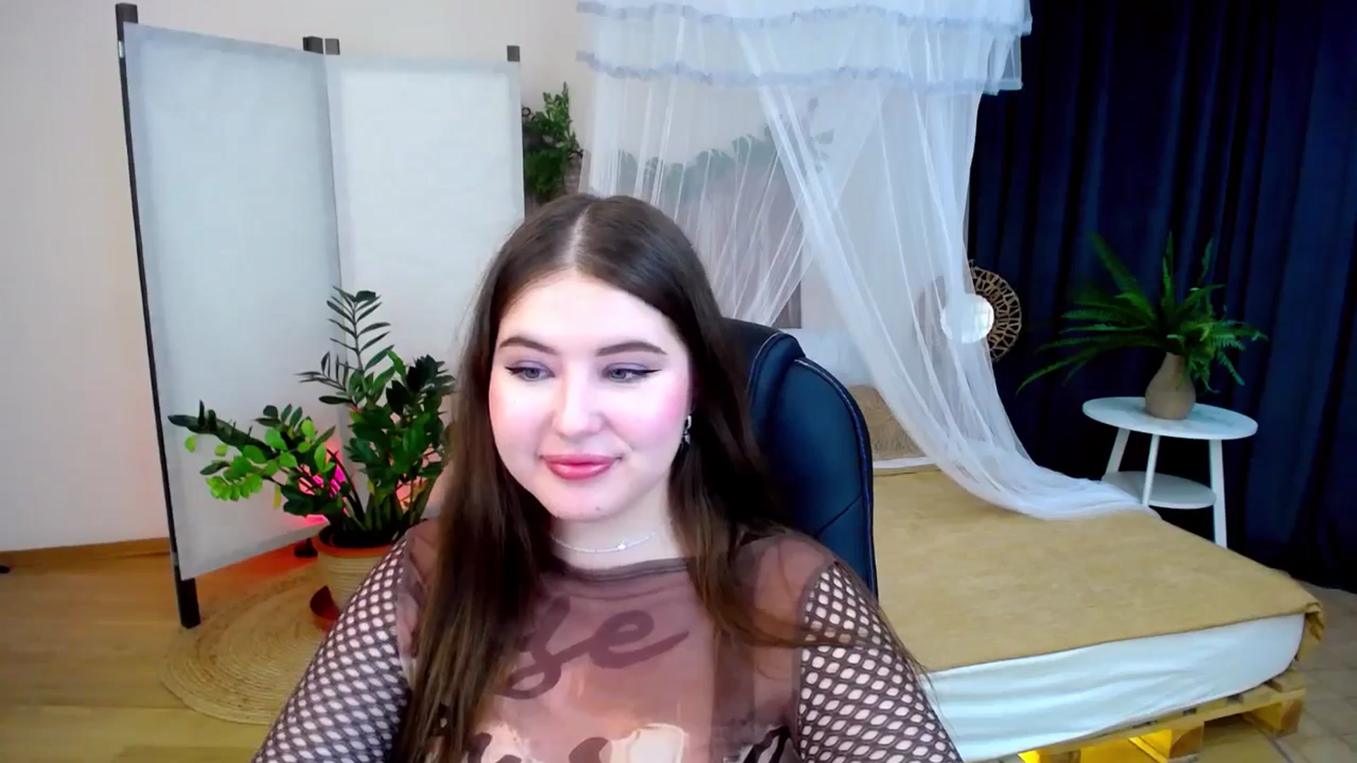 Gallery image thumbnail from AdmireMyEyes's myfreecams stream on, 10/13/2024, 07:46 image 6 of 20