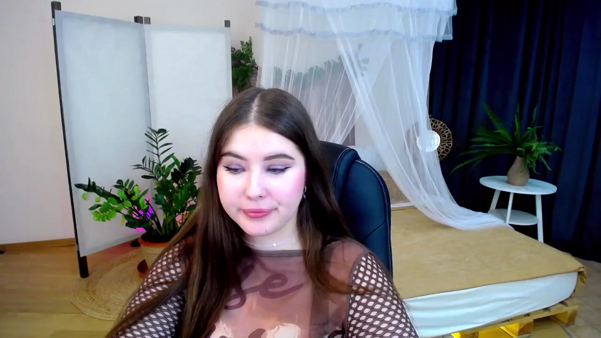 Gallery image thumbnail from AdmireMyEyes's myfreecams stream on, 10/13/2024, 07:46 image 9 of 20