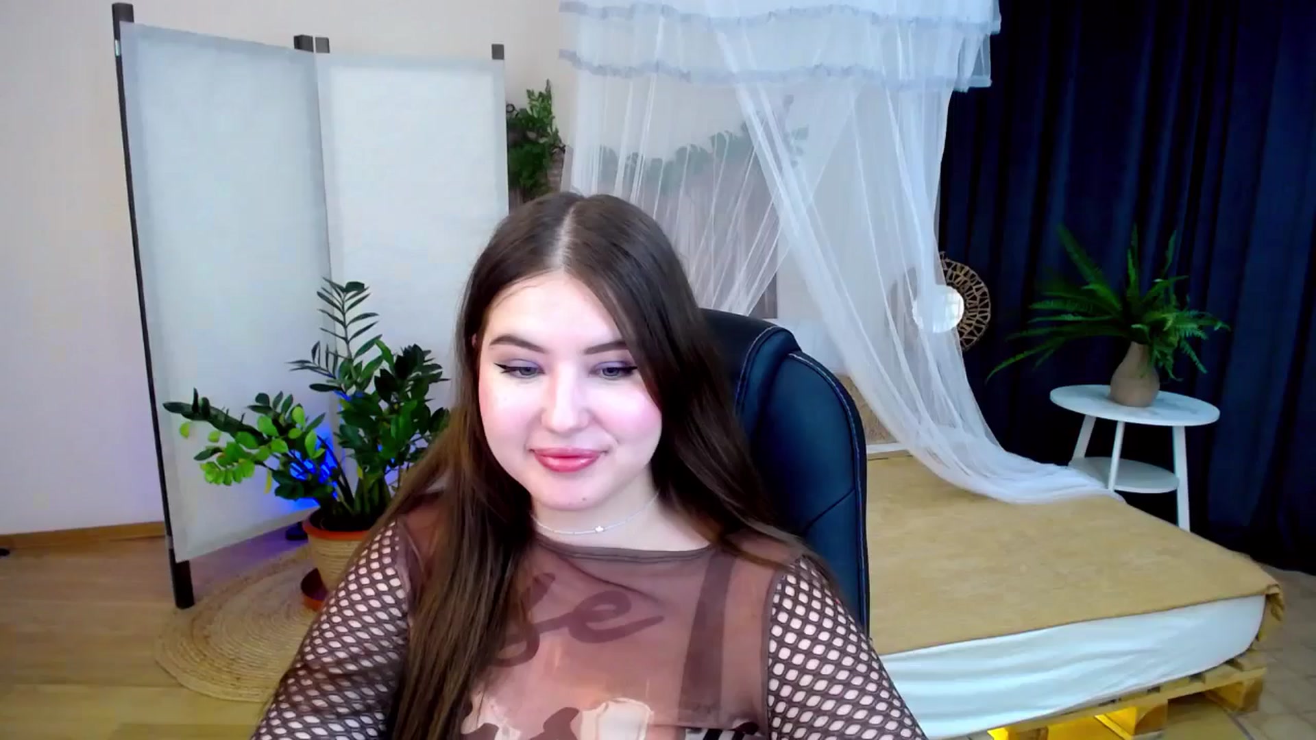 Gallery image thumbnail from AdmireMyEyes's myfreecams stream on, 10/13/2024, 07:46 image 17 of 20