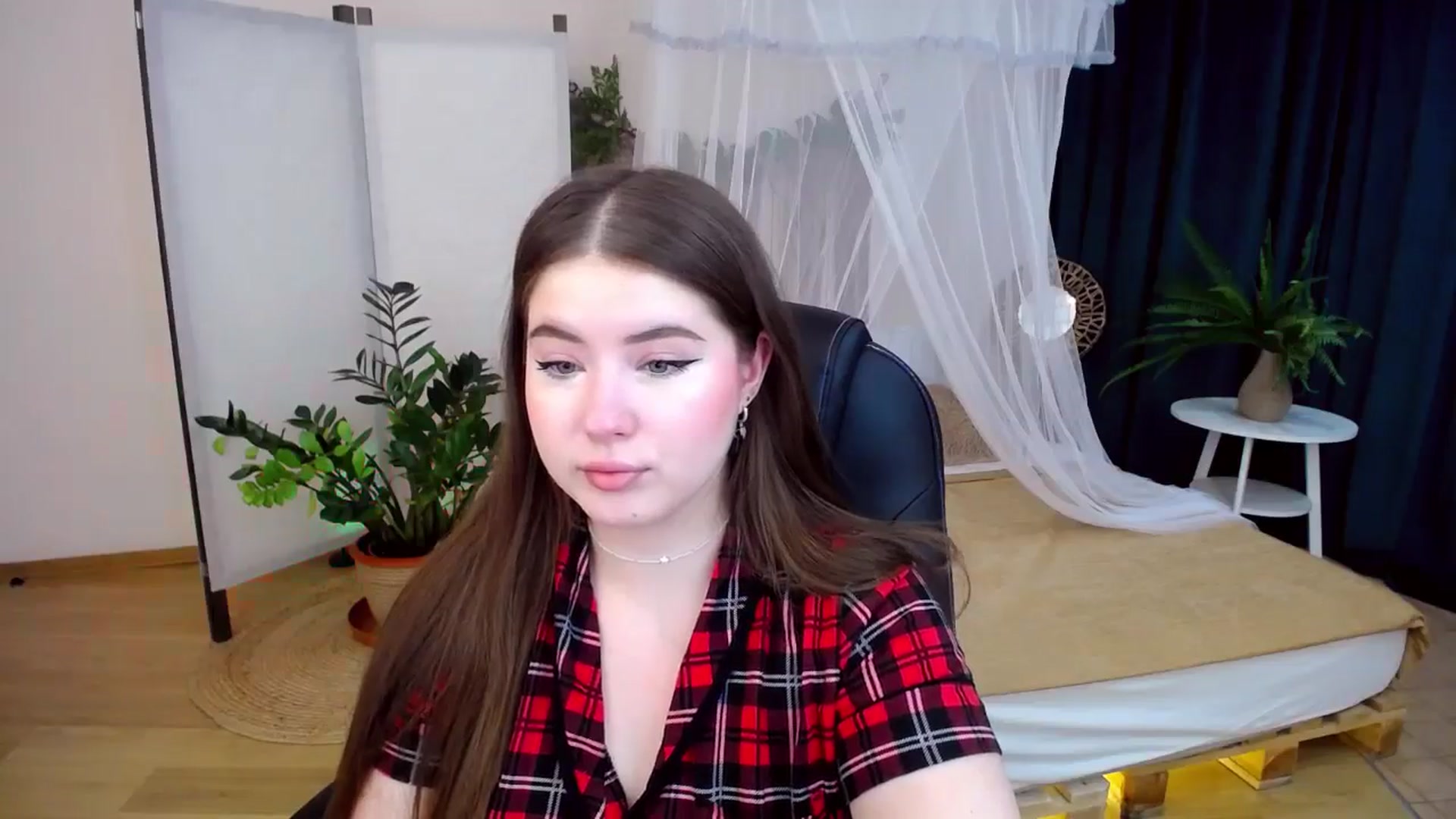 Gallery image thumbnail from AdmireMyEyes's myfreecams stream on, 10/14/2024, 18:27 image 13 of 20