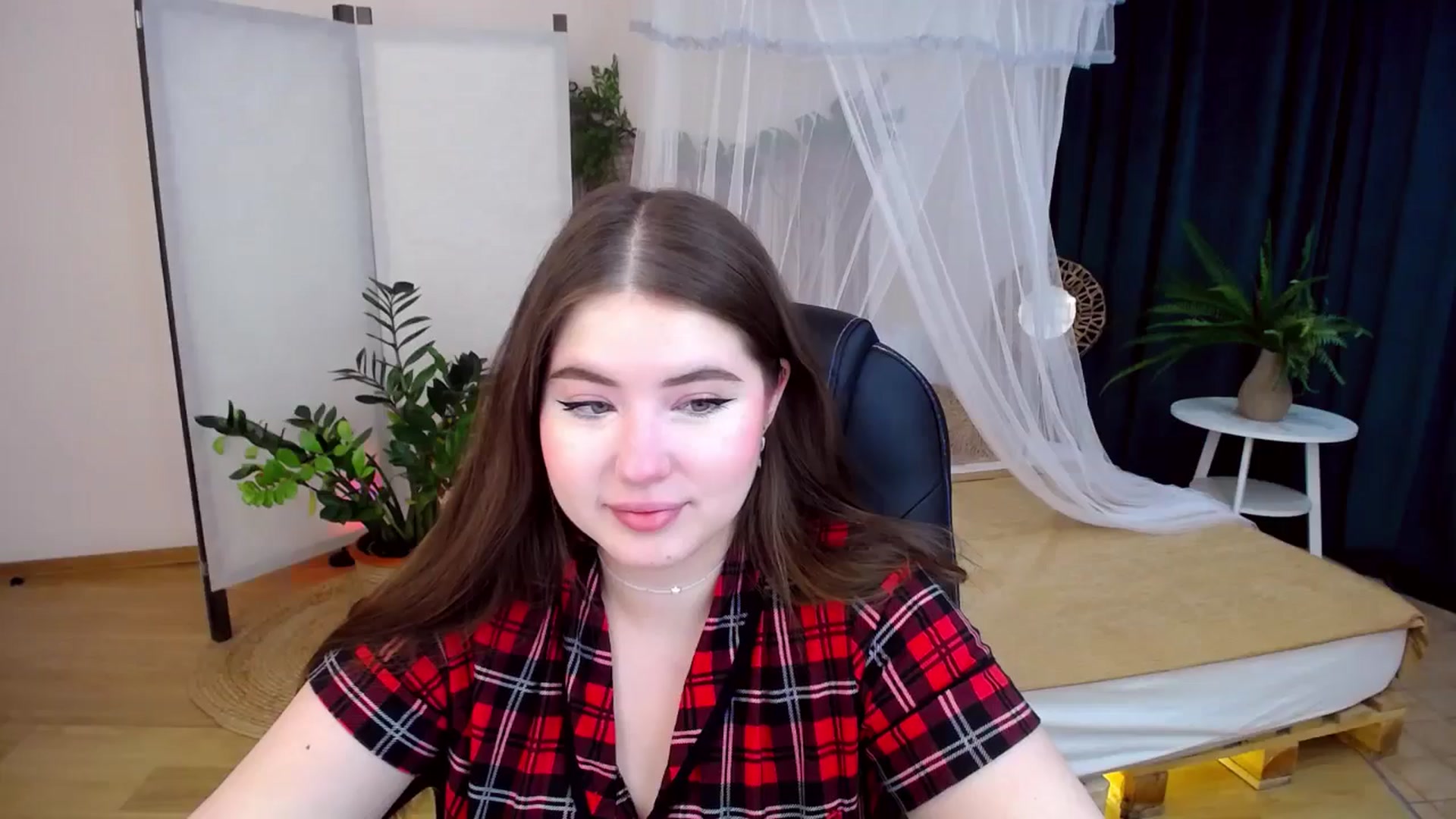 Gallery image thumbnail from AdmireMyEyes's myfreecams stream on, 10/14/2024, 18:27 image 6 of 20