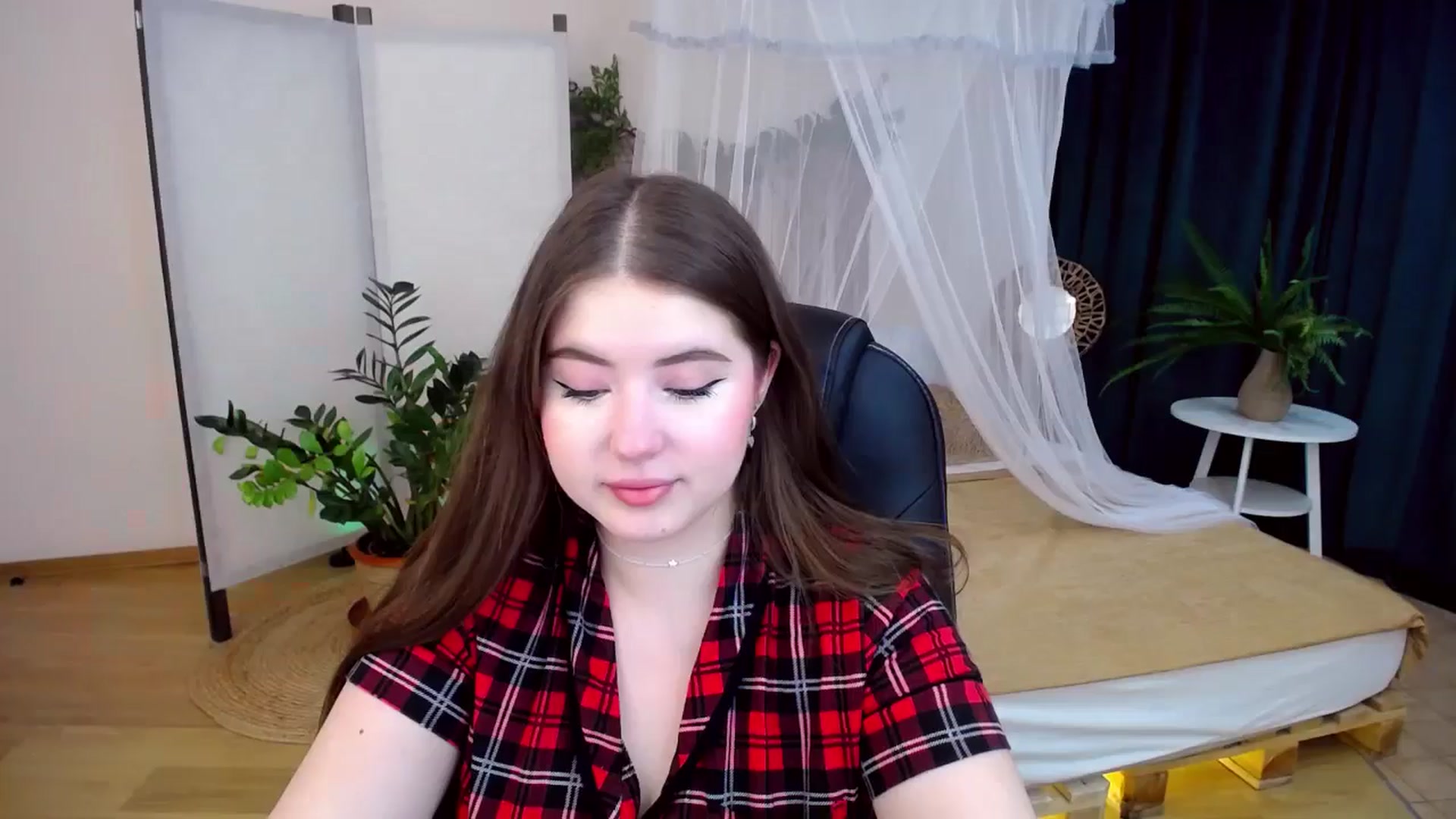 Gallery image thumbnail from AdmireMyEyes's myfreecams stream on, 10/14/2024, 18:27 image 9 of 20