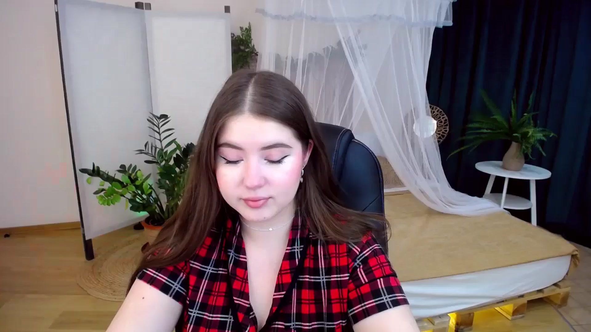 Gallery image thumbnail from AdmireMyEyes's myfreecams stream on, 10/14/2024, 18:27 image 10 of 20