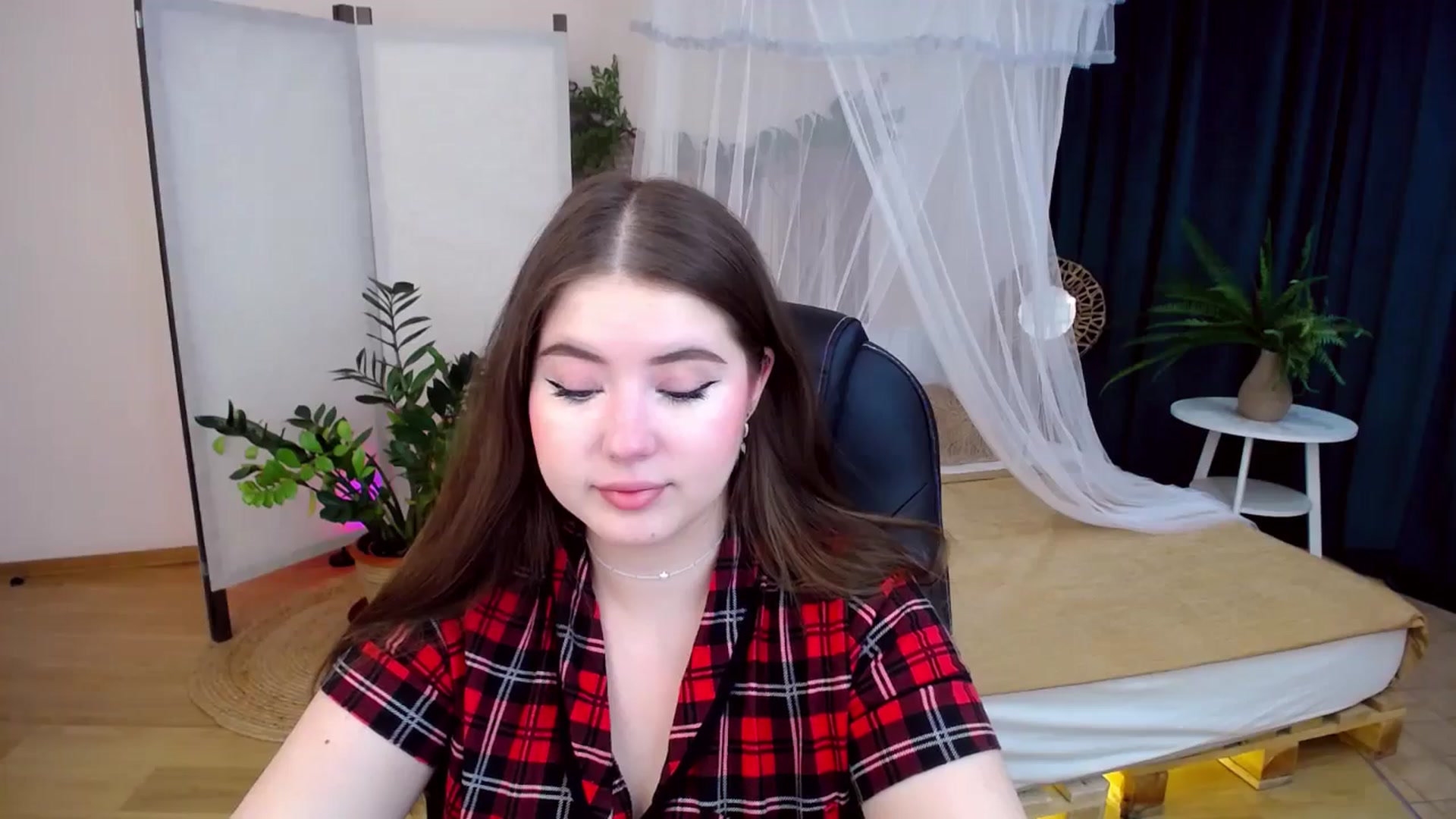 Gallery image thumbnail from AdmireMyEyes's myfreecams stream on, 10/14/2024, 18:27 image 5 of 20