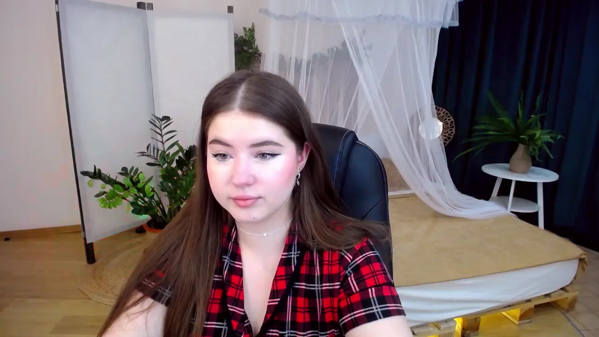 Gallery image thumbnail from AdmireMyEyes's myfreecams stream on, 10/14/2024, 18:27 image 14 of 20