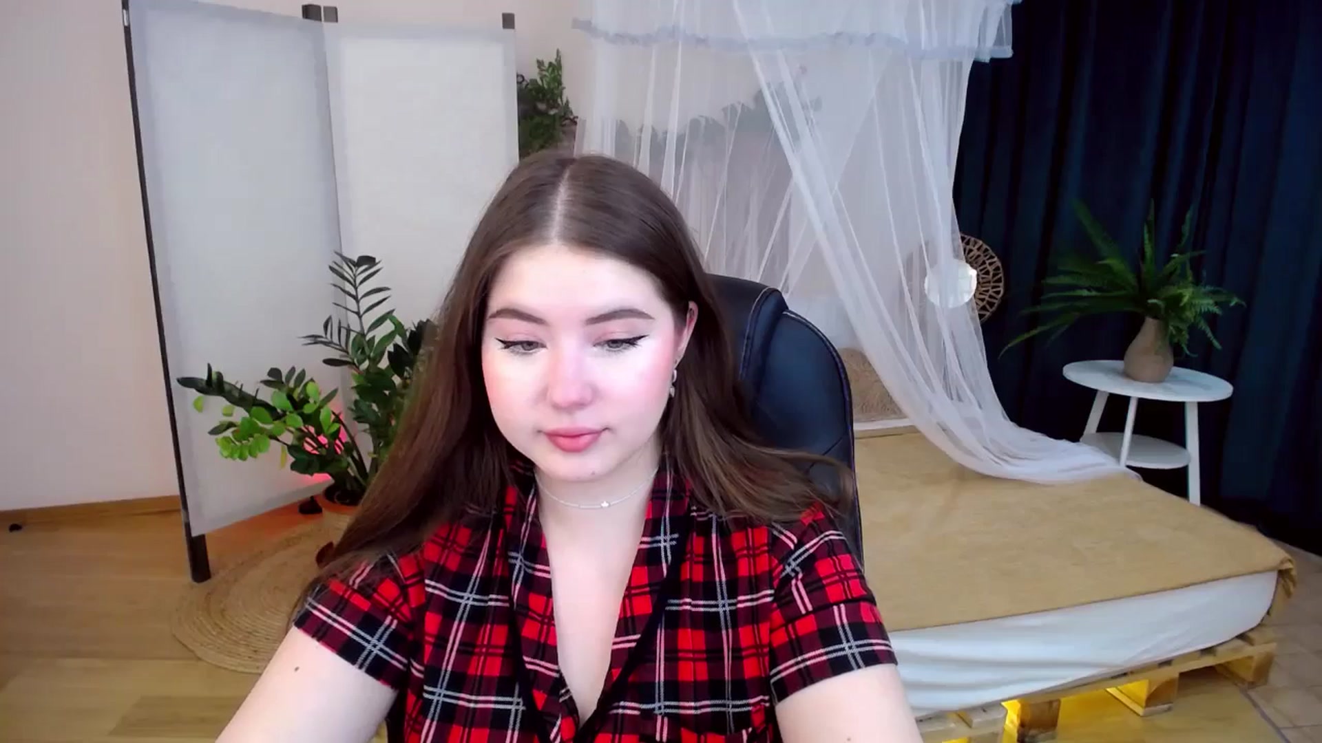 Gallery image thumbnail from AdmireMyEyes's myfreecams stream on, 10/14/2024, 18:27 image 4 of 20
