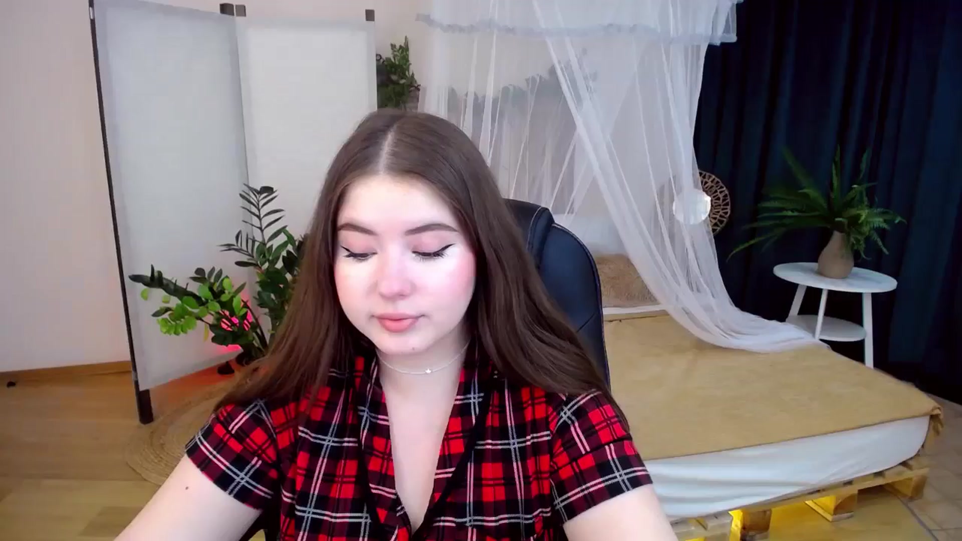 Gallery image thumbnail from AdmireMyEyes's myfreecams stream on, 10/14/2024, 18:27 image 1 of 20
