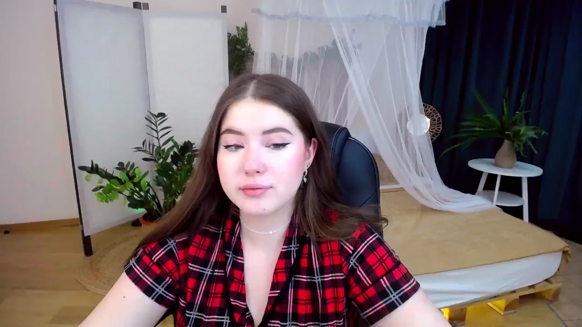Gallery image thumbnail from AdmireMyEyes's myfreecams stream on, 10/14/2024, 18:27 image 8 of 20