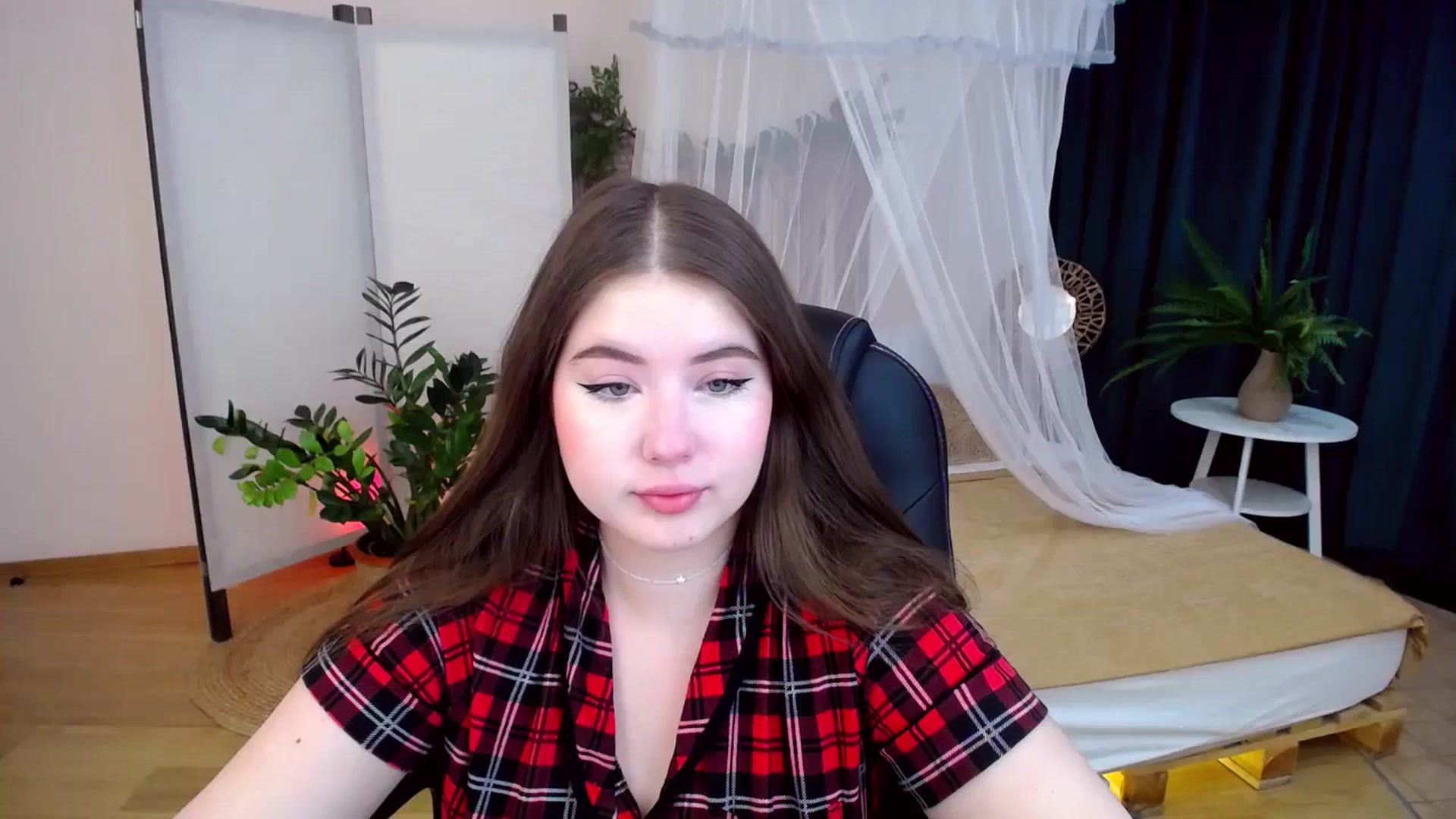 Gallery image thumbnail from AdmireMyEyes's myfreecams stream on, 10/14/2024, 18:27 image 3 of 20
