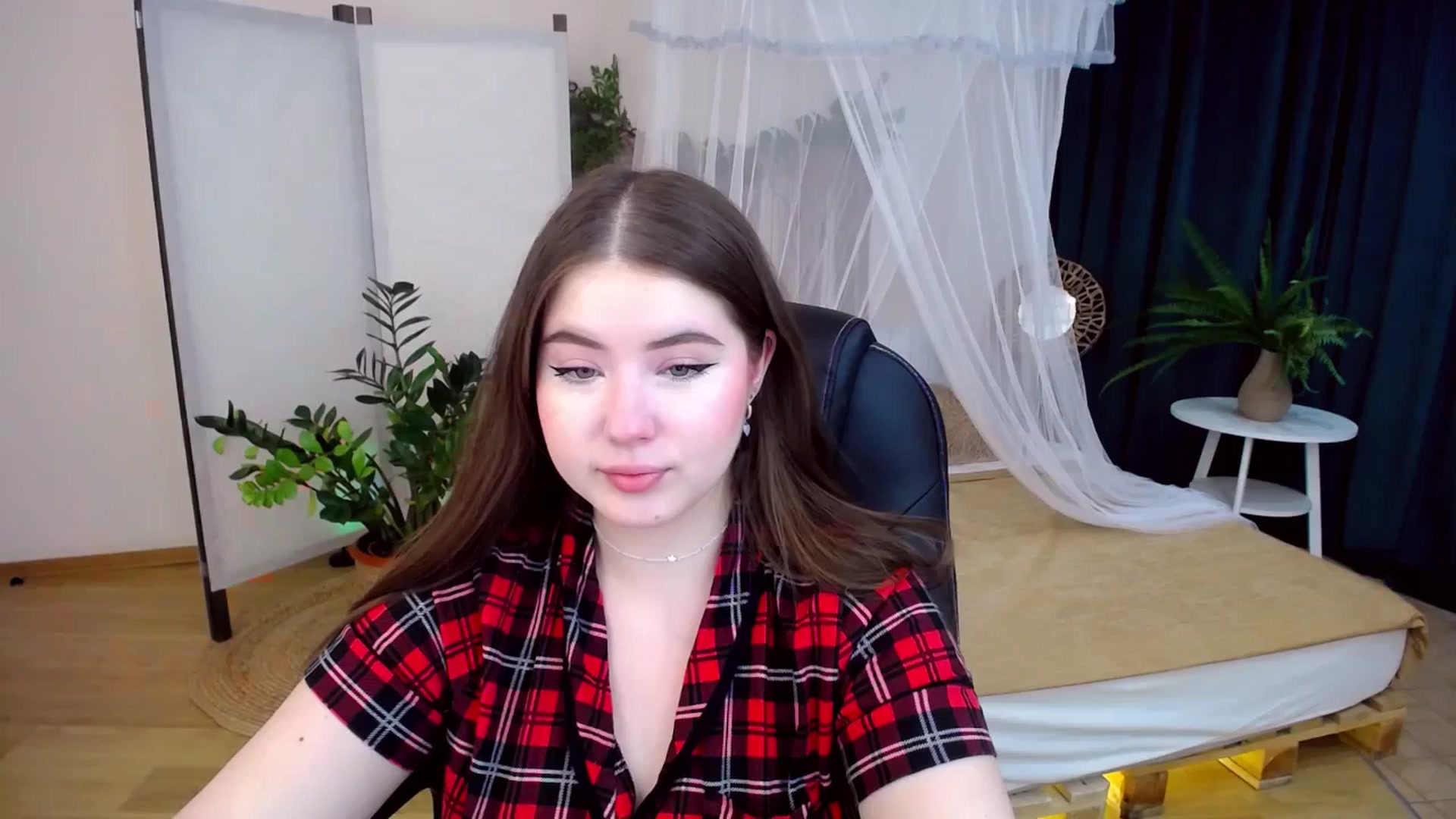 Gallery image thumbnail from AdmireMyEyes's myfreecams stream on, 10/14/2024, 18:27 image 7 of 20