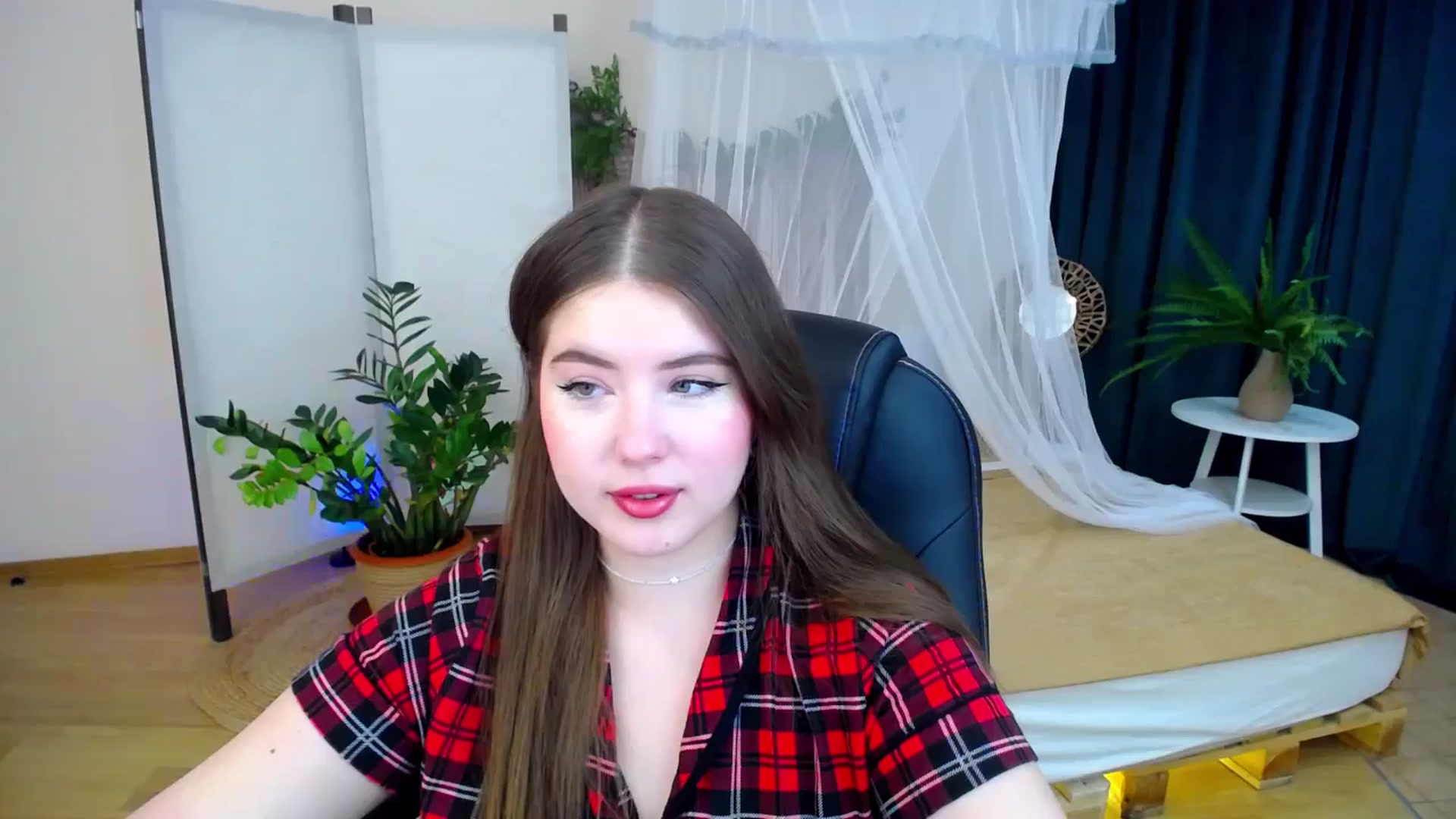 Gallery image thumbnail from AdmireMyEyes's myfreecams stream on, 10/14/2024, 19:05 image 12 of 20