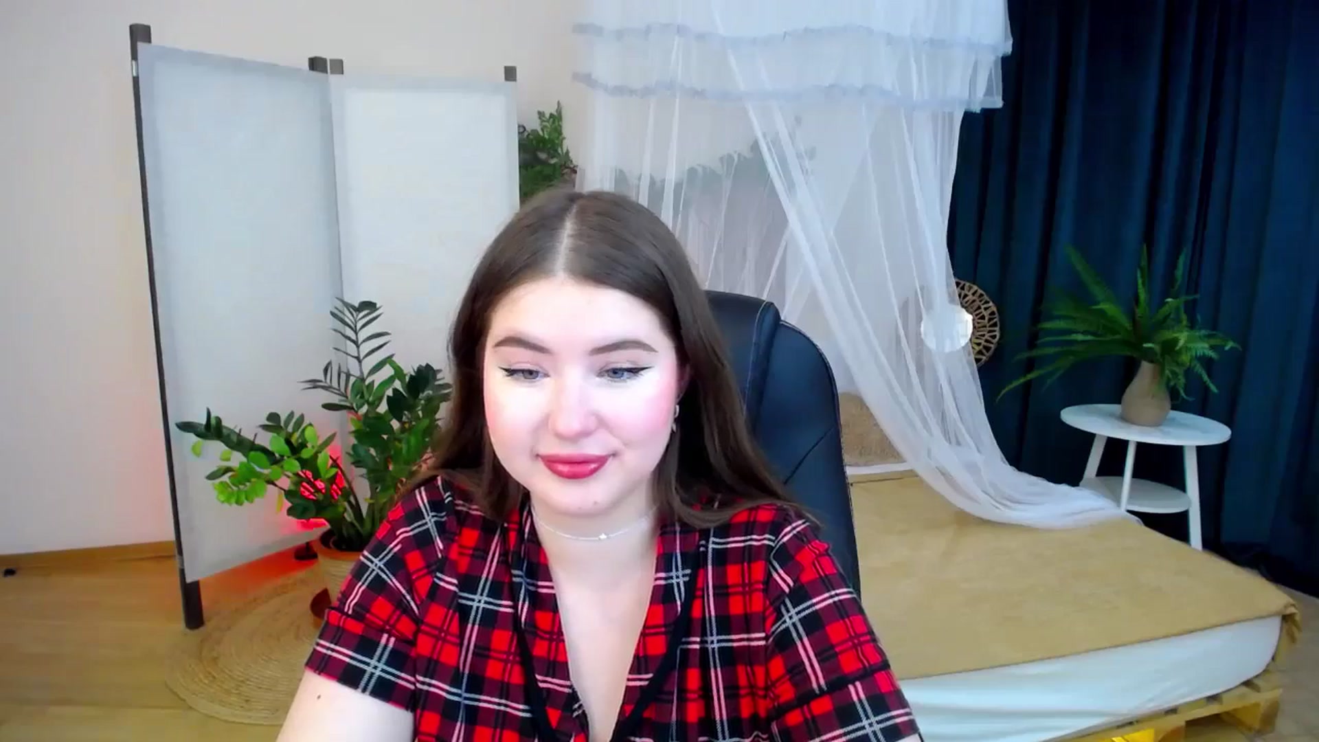 Gallery image thumbnail from AdmireMyEyes's myfreecams stream on, 10/14/2024, 21:17 image 10 of 20