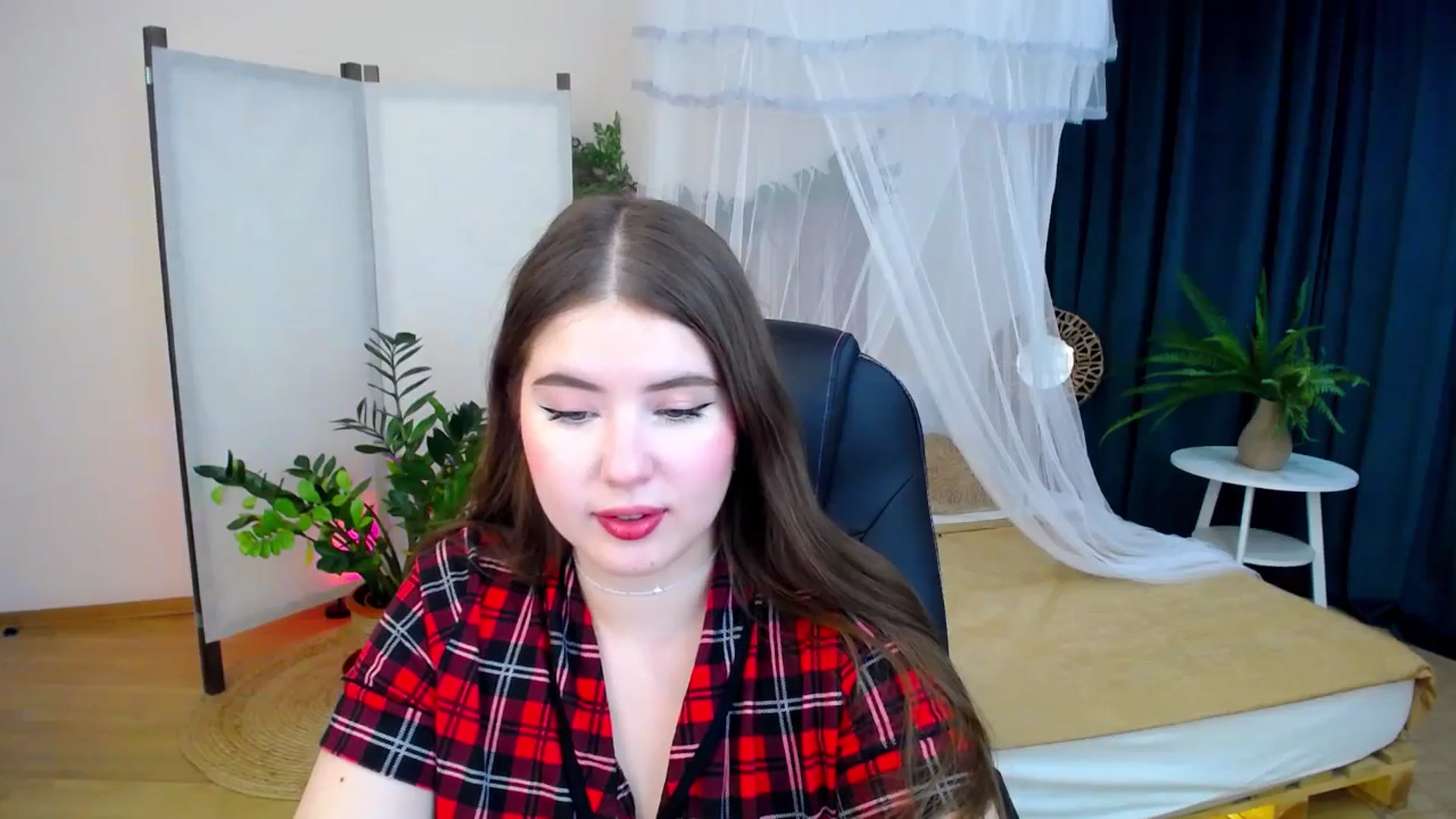 Gallery image thumbnail from AdmireMyEyes's myfreecams stream on, 10/14/2024, 21:17 image 13 of 20
