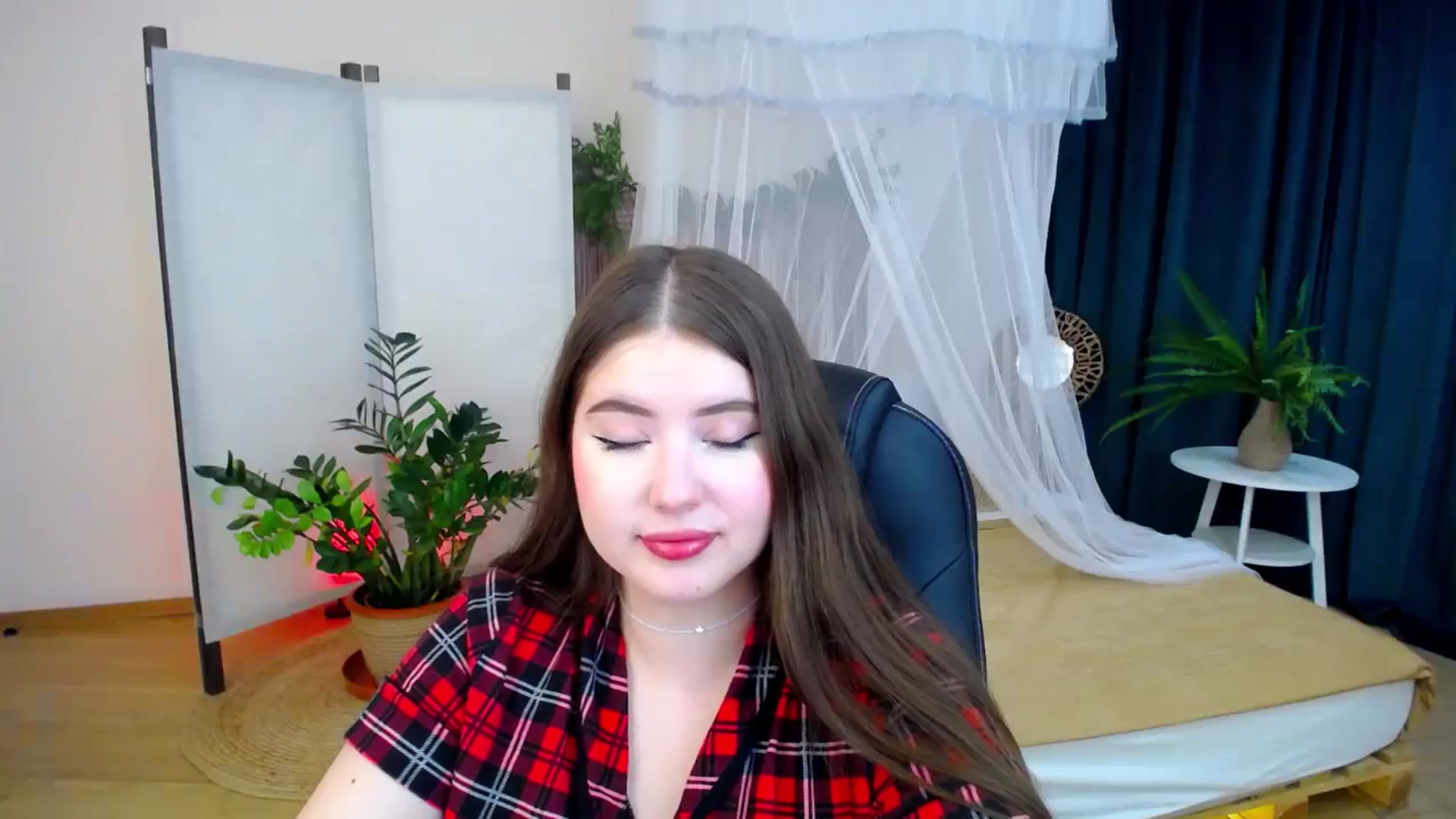 Gallery image thumbnail from AdmireMyEyes's myfreecams stream on, 10/14/2024, 21:17 image 19 of 20