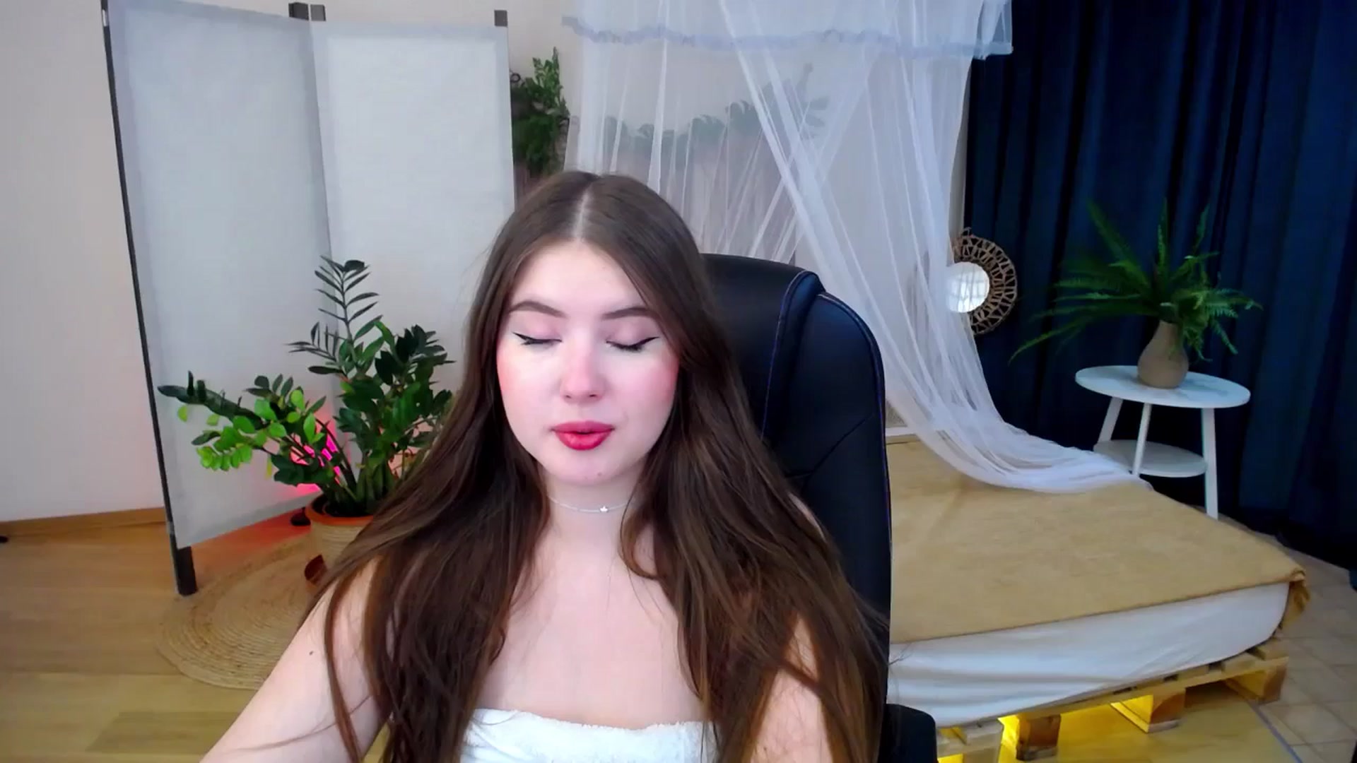 Gallery image thumbnail from AdmireMyEyes's myfreecams stream on, 10/14/2024, 21:46 image 20 of 20