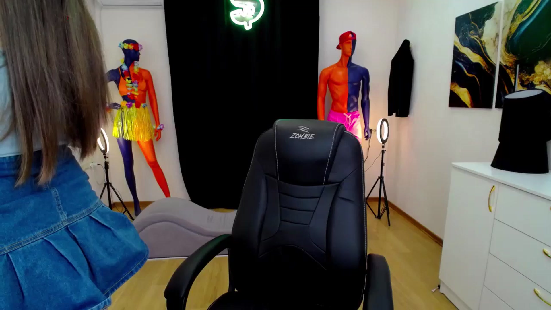 Gallery image thumbnail from AdmireMyEyes's myfreecams stream on, 10/15/2024, 19:17 image 20 of 20