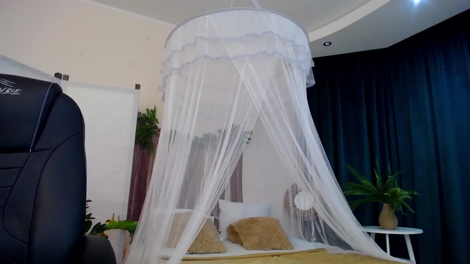 Gallery image thumbnail from AdmireMyEyes's myfreecams stream on, 10/16/2024, 22:29 image 18 of 20
