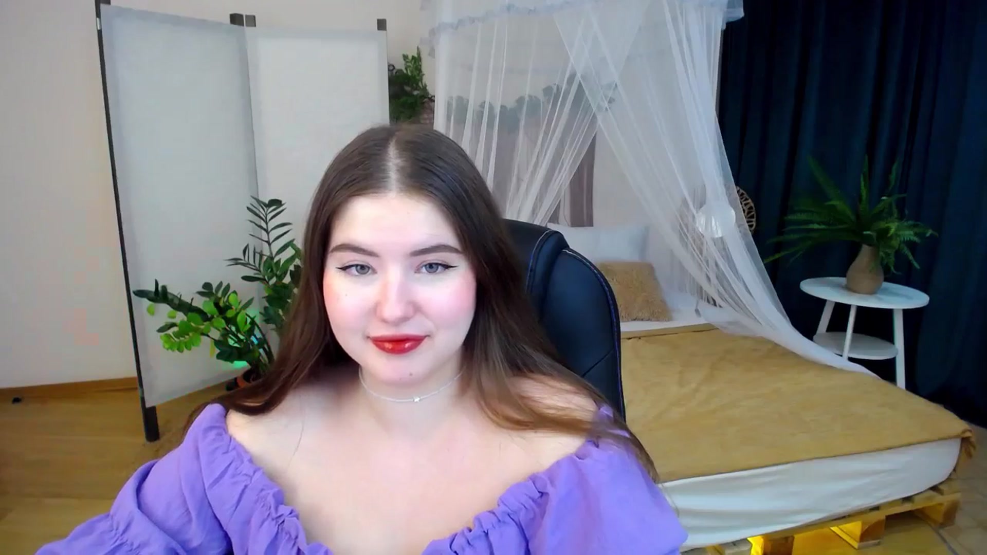 Gallery image thumbnail from AdmireMyEyes's myfreecams stream on, 10/17/2024, 02:33 image 17 of 20