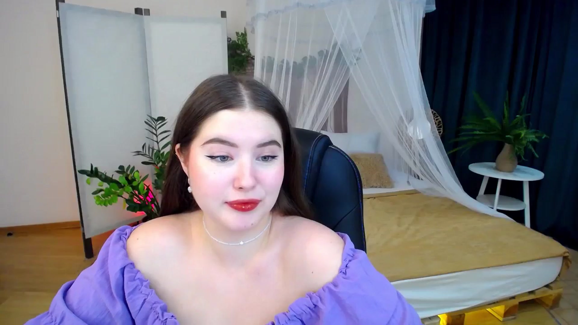 Gallery image thumbnail from AdmireMyEyes's myfreecams stream on, 10/17/2024, 02:33 image 10 of 20