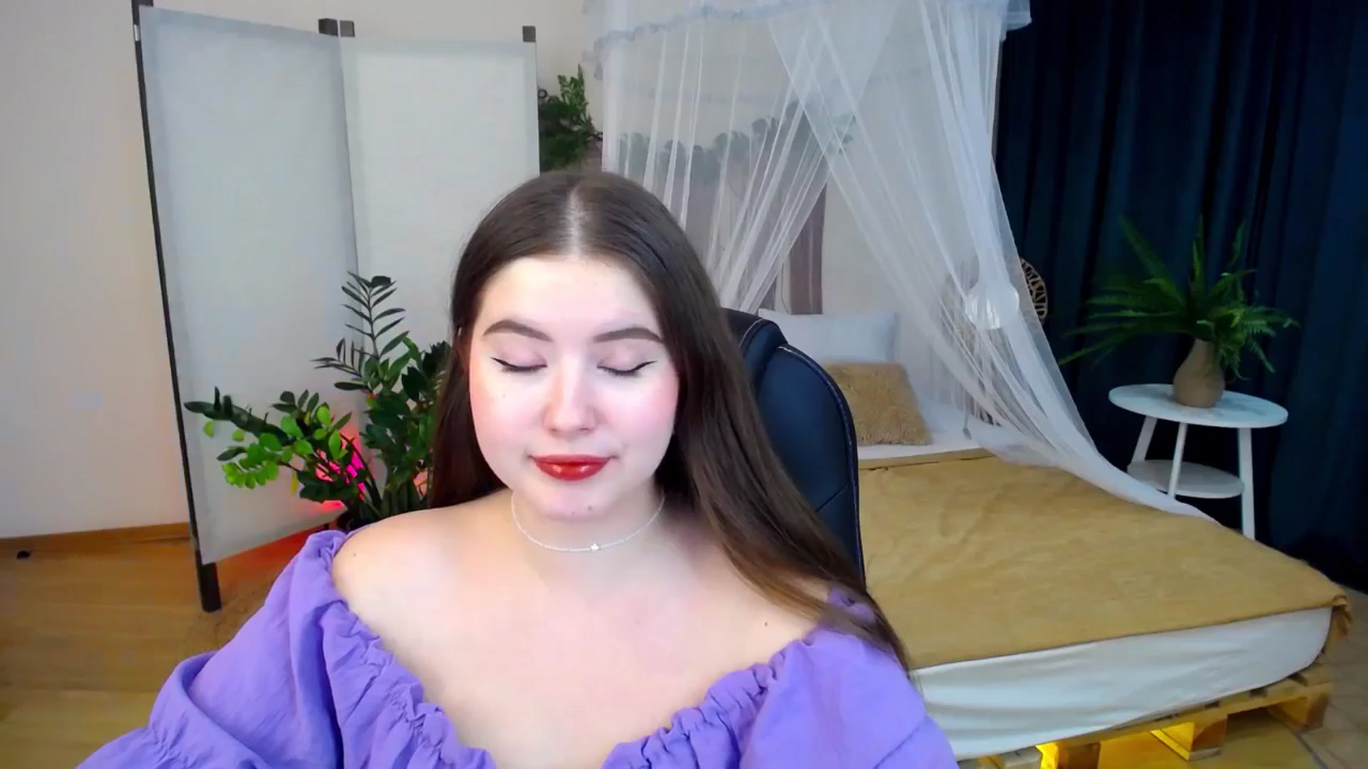 Gallery image thumbnail from AdmireMyEyes's myfreecams stream on, 10/17/2024, 02:33 image 11 of 20