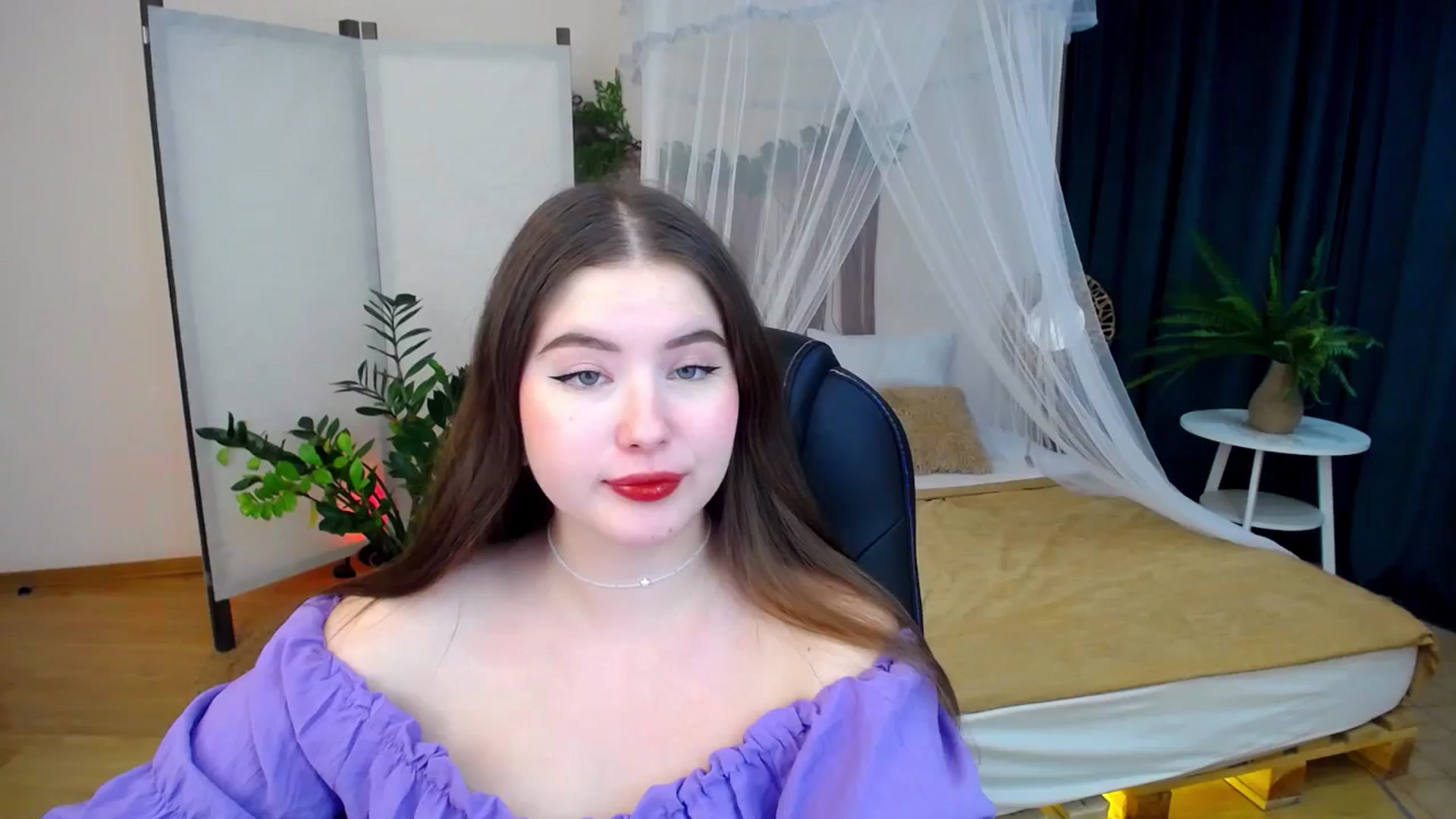 Gallery image thumbnail from AdmireMyEyes's myfreecams stream on, 10/17/2024, 02:33 image 16 of 20