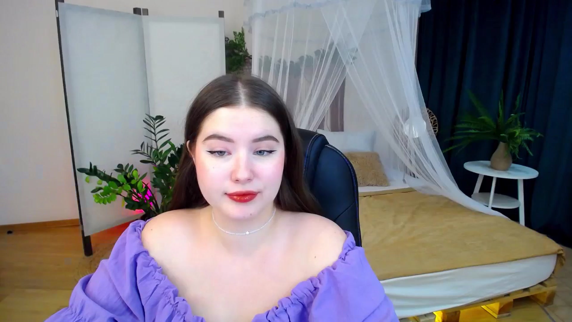 Gallery image thumbnail from AdmireMyEyes's myfreecams stream on, 10/17/2024, 02:33 image 9 of 20