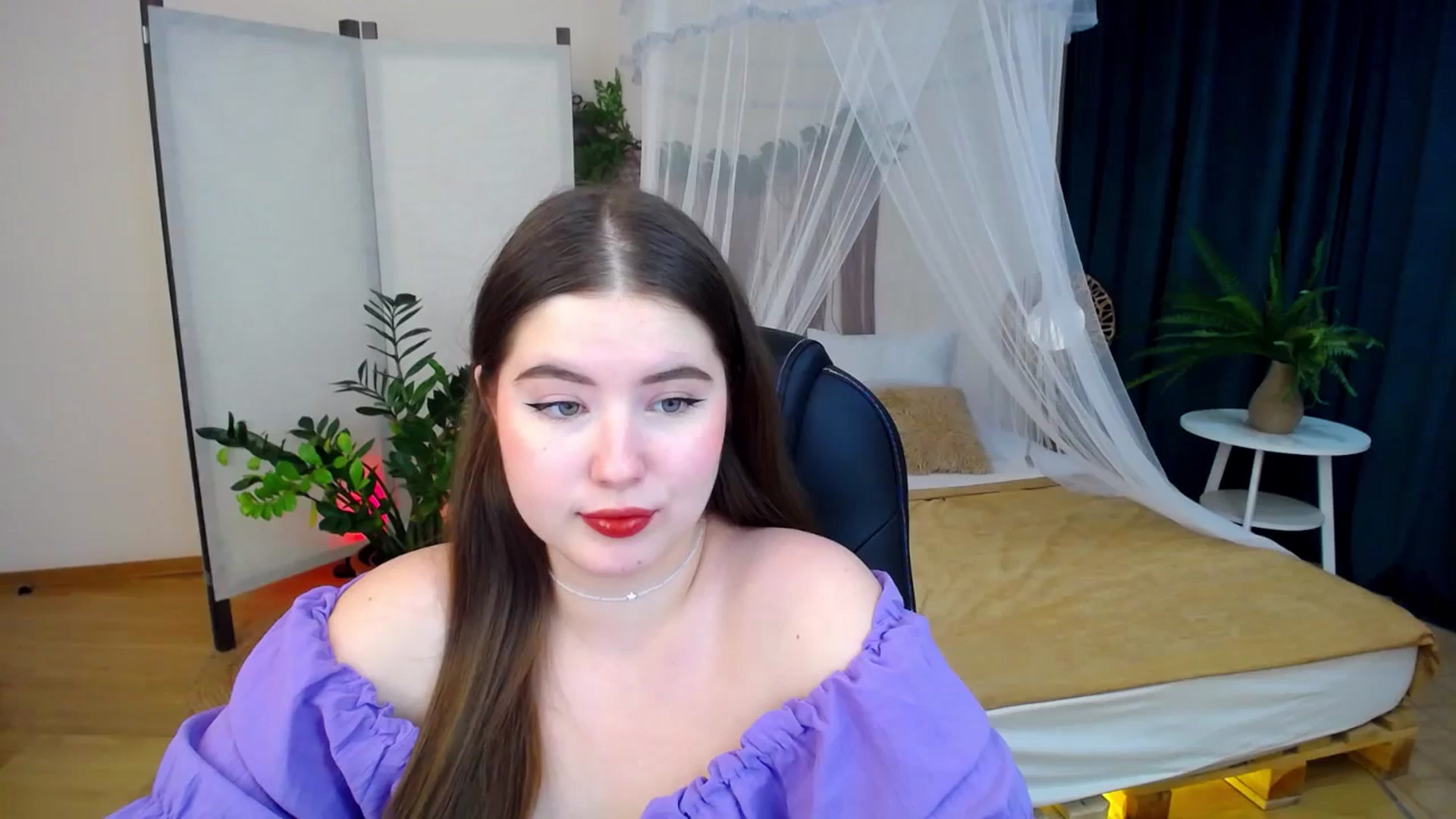 Gallery image thumbnail from AdmireMyEyes's myfreecams stream on, 10/17/2024, 02:33 image 7 of 20
