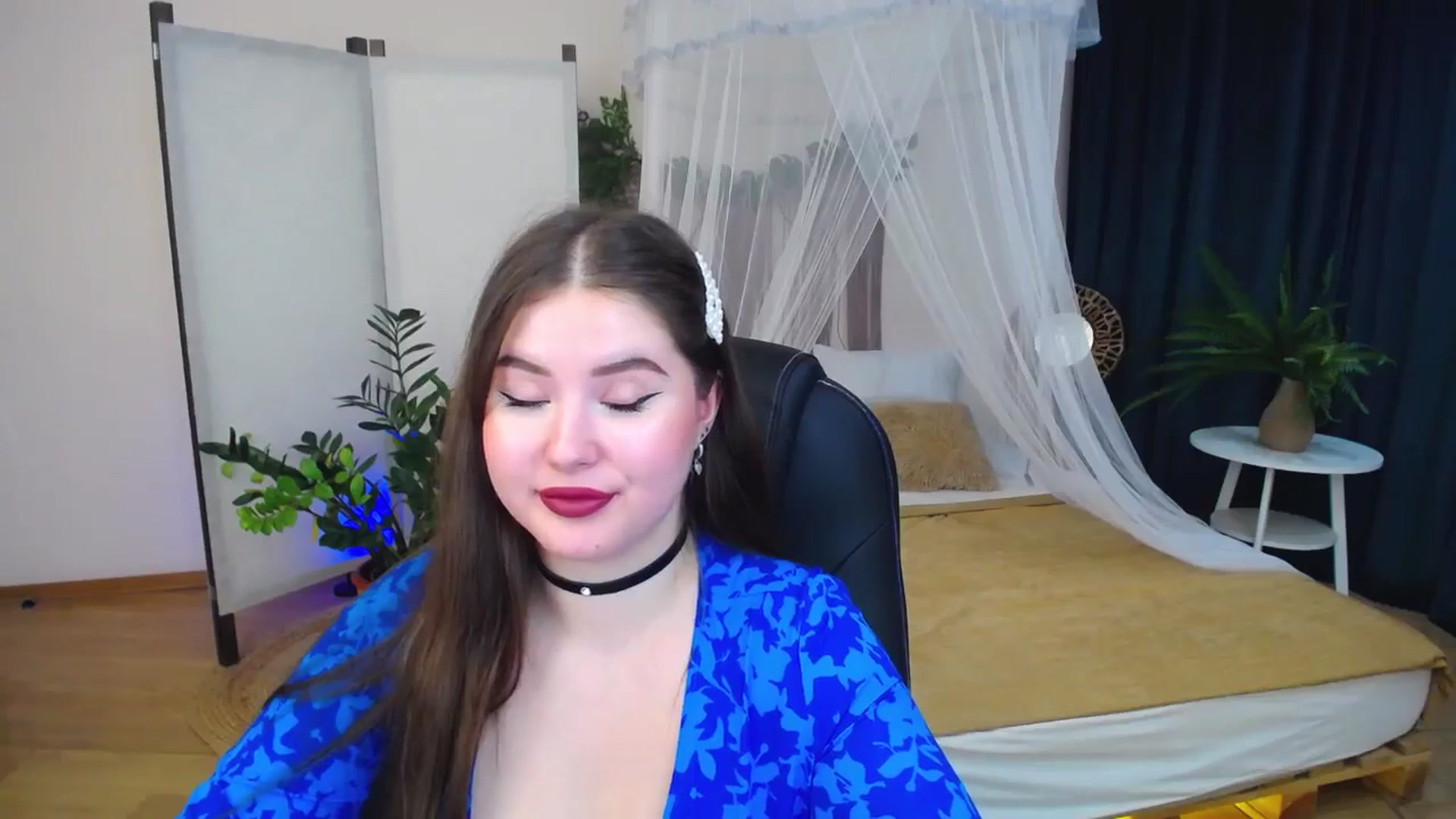 Gallery image thumbnail from AdmireMyEyes's myfreecams stream on, 10/19/2024, 07:45 image 7 of 20