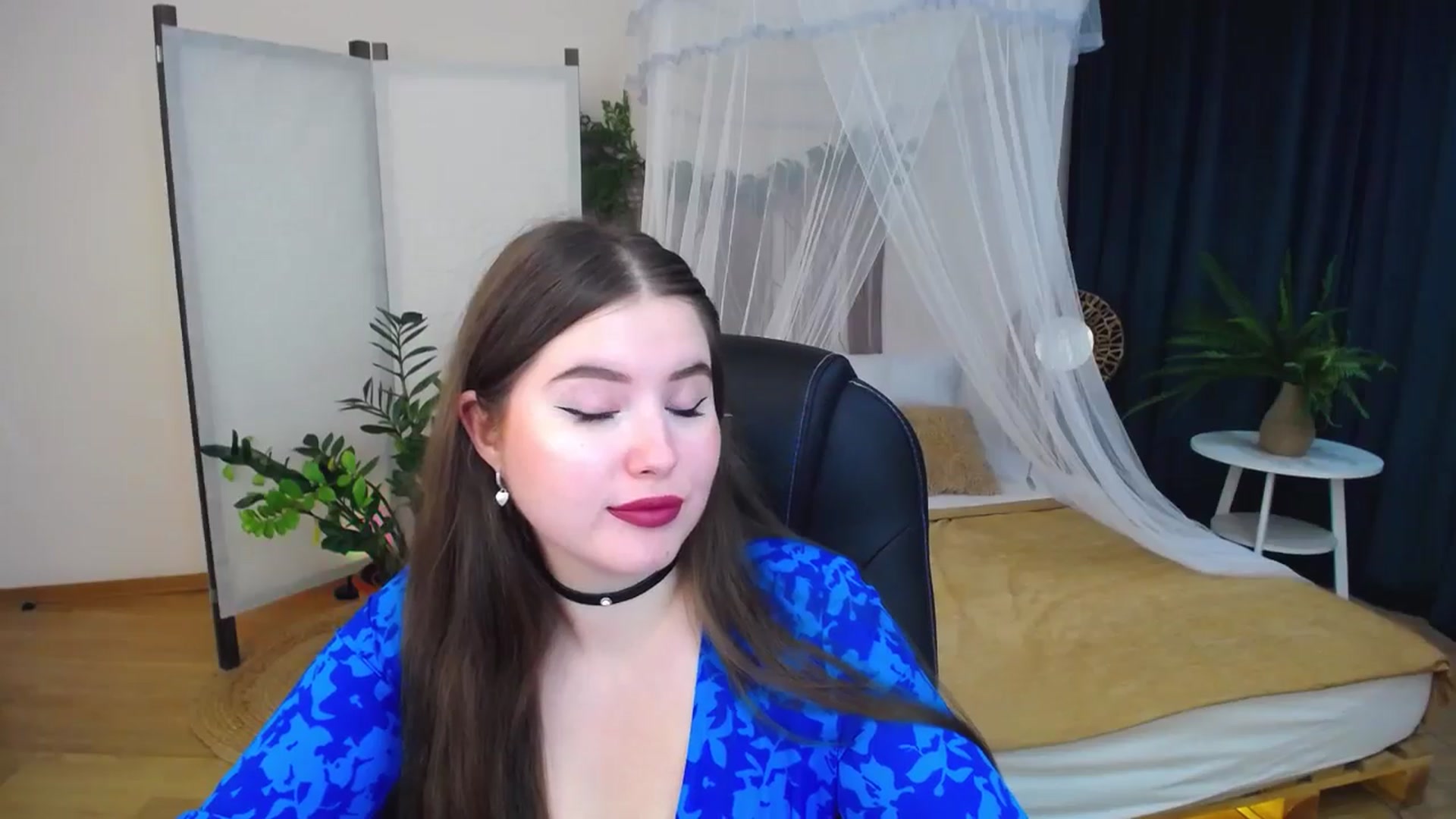 Gallery image thumbnail from AdmireMyEyes's myfreecams stream on, 10/19/2024, 09:47 image 5 of 20