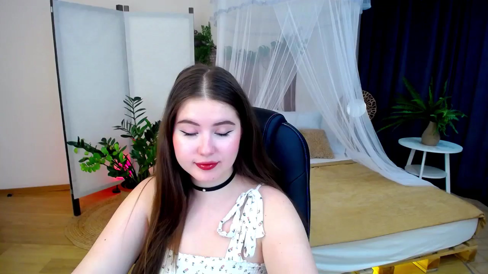 Gallery image thumbnail from AdmireMyEyes's myfreecams stream on, 10/20/2024, 08:30 image 10 of 20