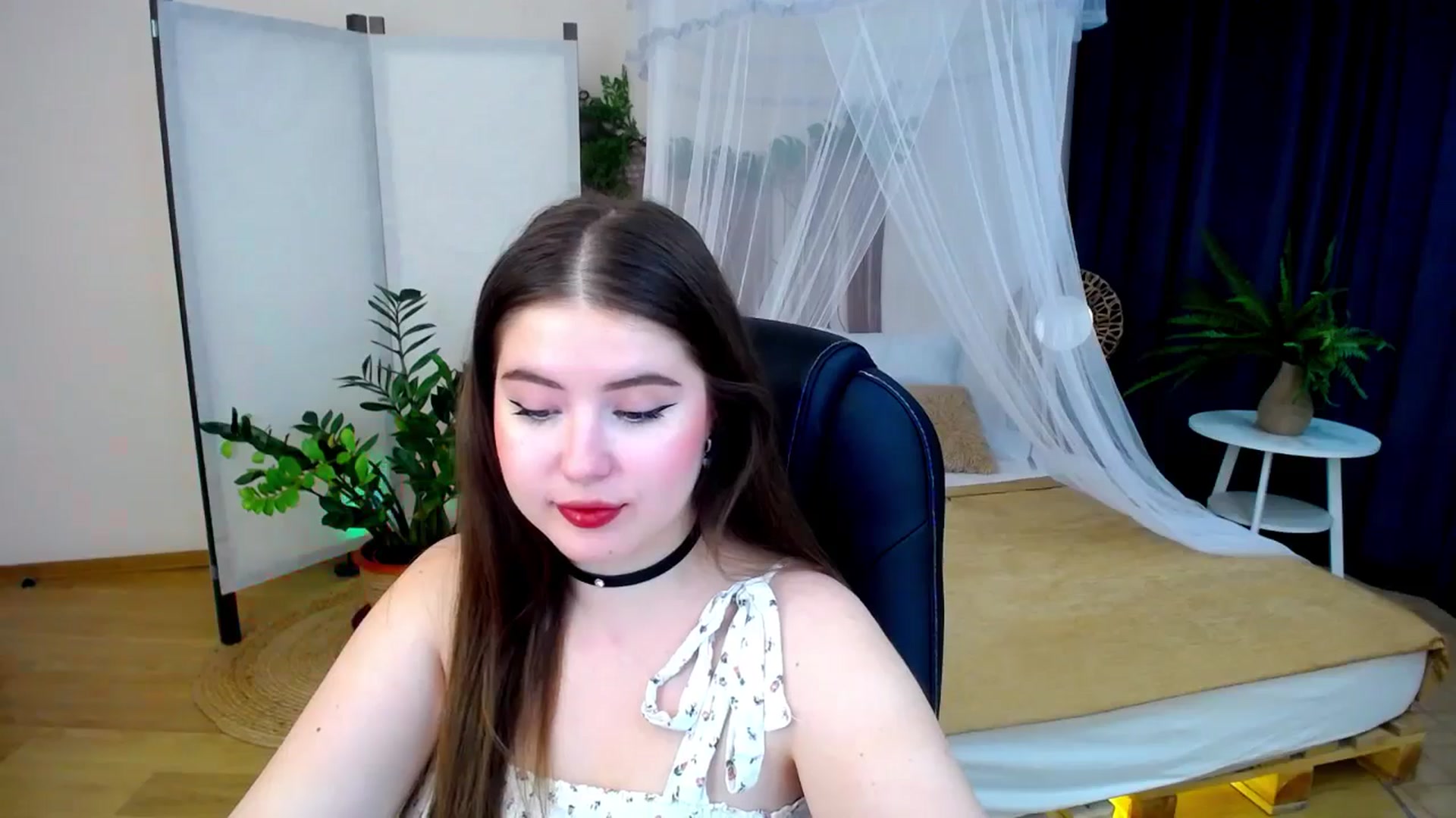 Gallery image thumbnail from AdmireMyEyes's myfreecams stream on, 10/20/2024, 08:30 image 6 of 20