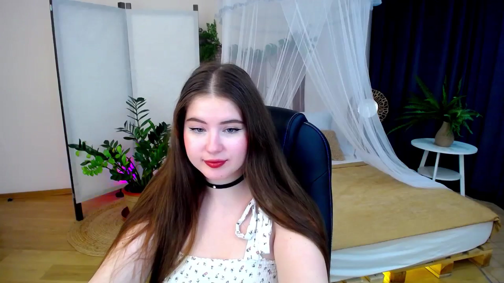 Gallery image thumbnail from AdmireMyEyes's myfreecams stream on, 10/20/2024, 09:09 image 12 of 20
