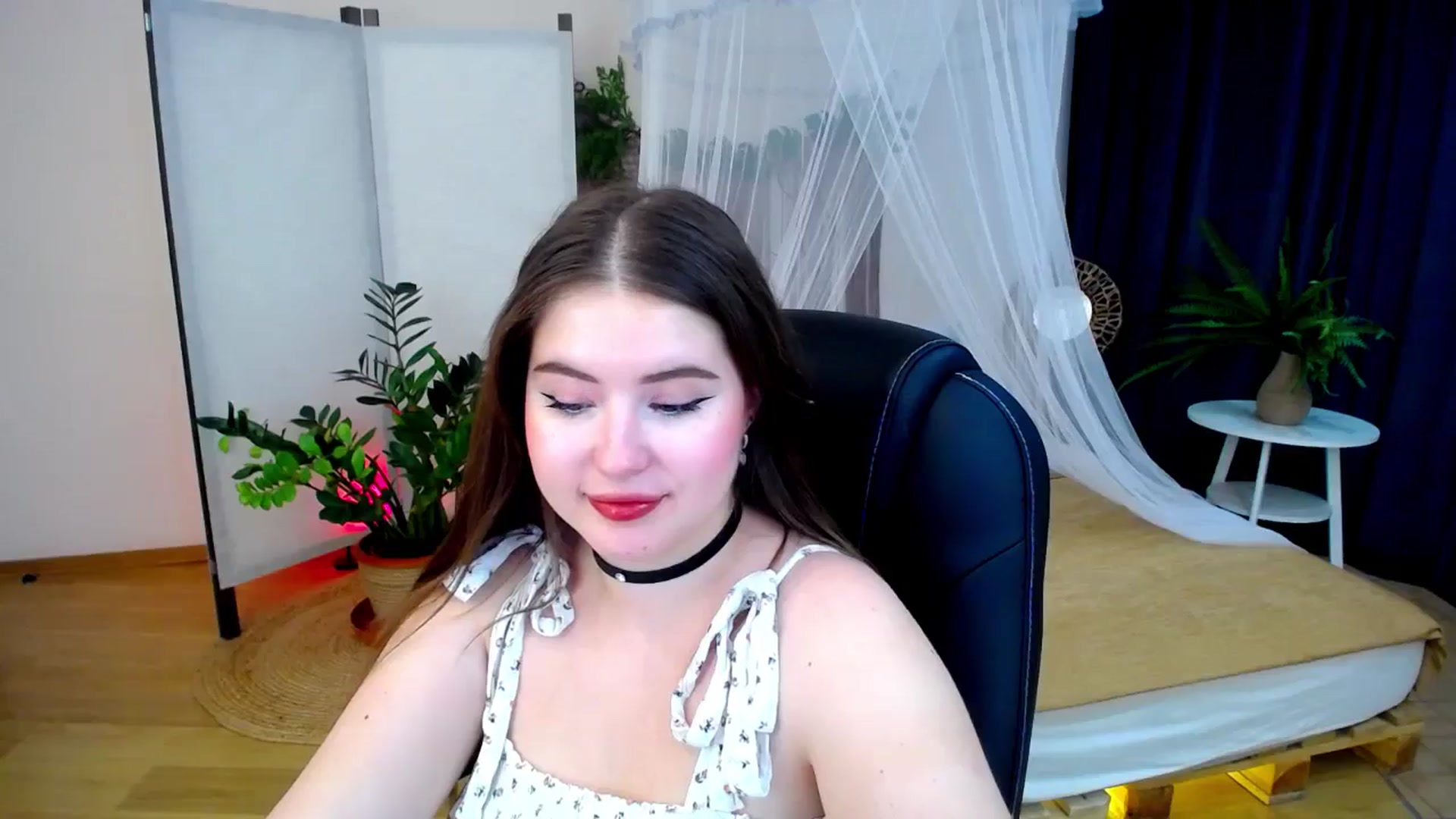 Gallery image thumbnail from AdmireMyEyes's myfreecams stream on, 10/20/2024, 09:09 image 8 of 20