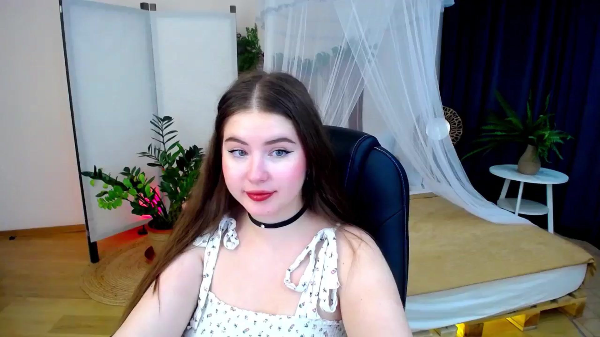 Gallery image thumbnail from AdmireMyEyes's myfreecams stream on, 10/20/2024, 09:09 image 3 of 20