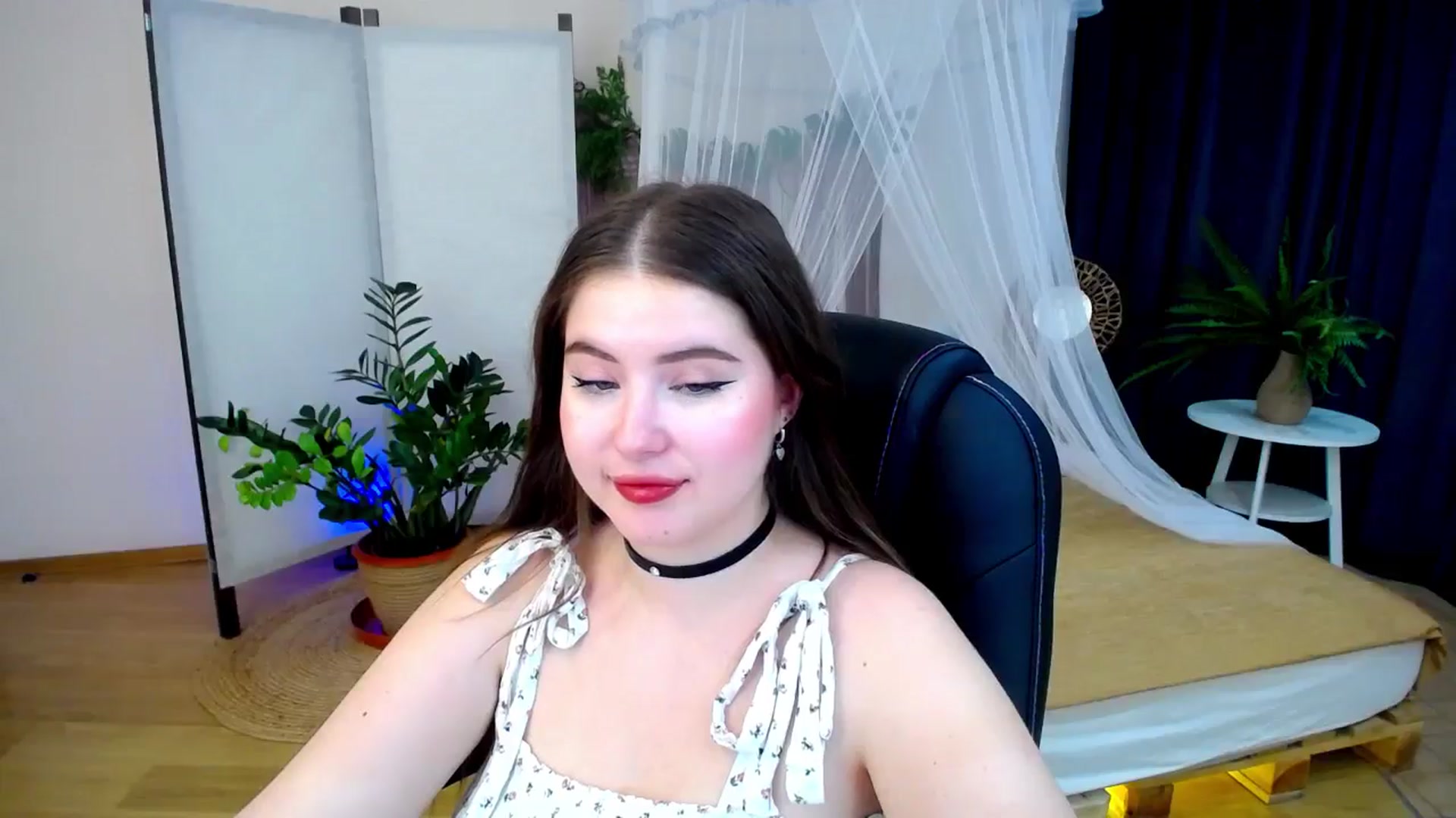 Gallery image thumbnail from AdmireMyEyes's myfreecams stream on, 10/20/2024, 09:09 image 7 of 20