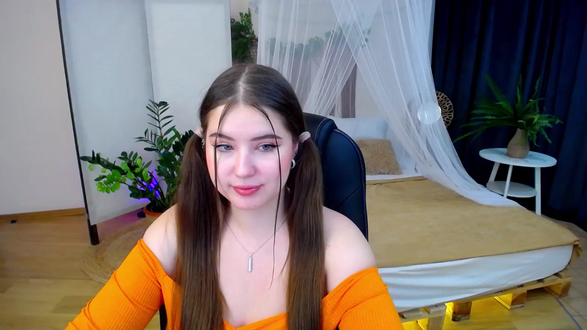 Gallery image thumbnail from AdmireMyEyes's myfreecams stream on, 10/21/2024, 07:47 image 2 of 20