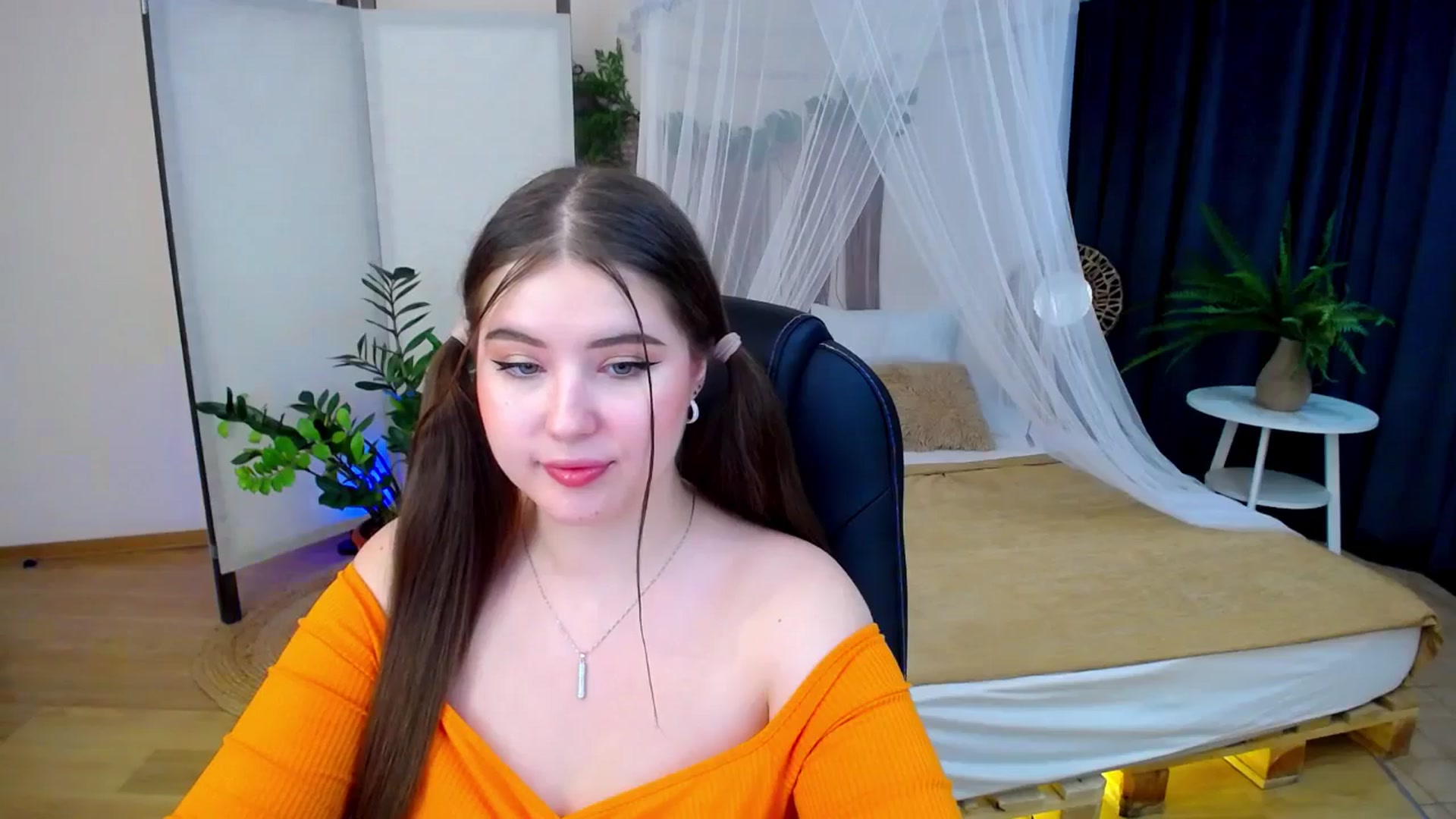 Gallery image thumbnail from AdmireMyEyes's myfreecams stream on, 10/21/2024, 07:47 image 15 of 20