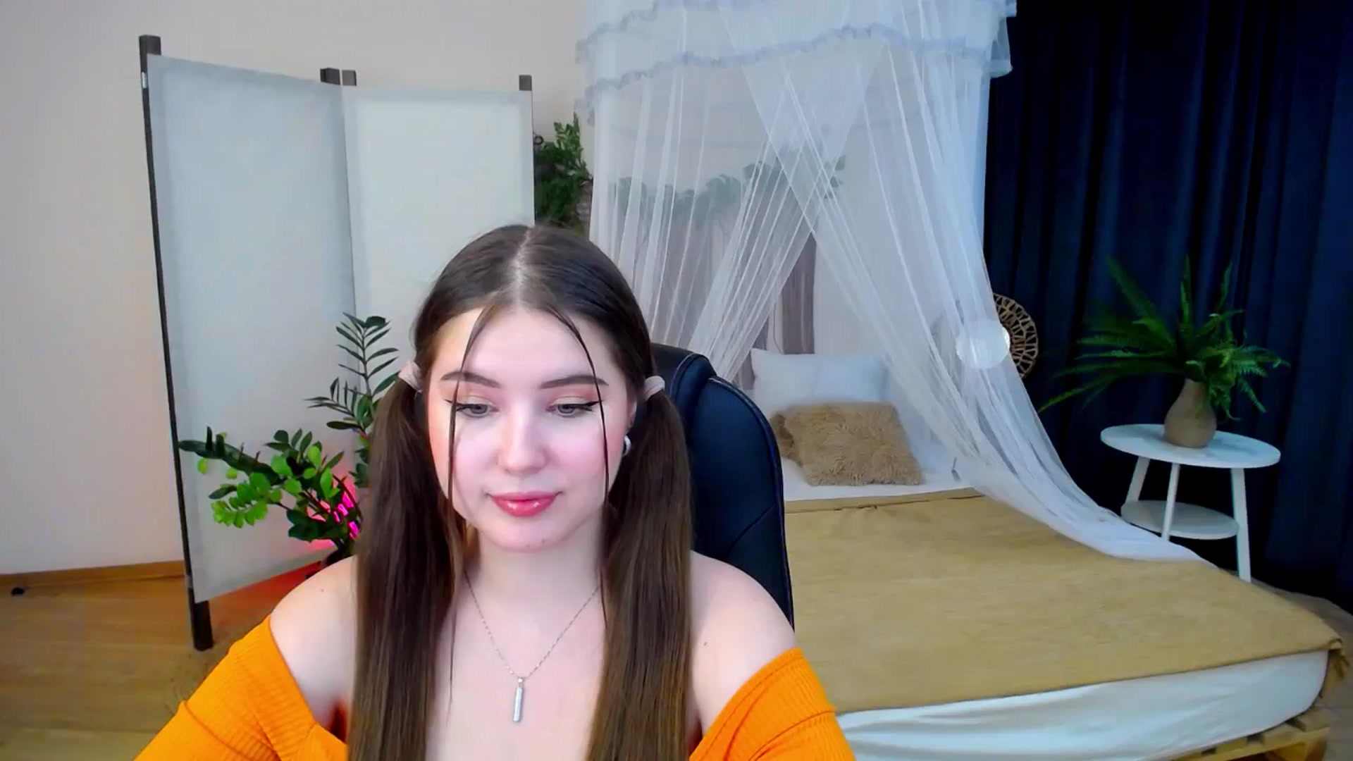 Gallery image thumbnail from AdmireMyEyes's myfreecams stream on, 10/21/2024, 08:30 image 7 of 20