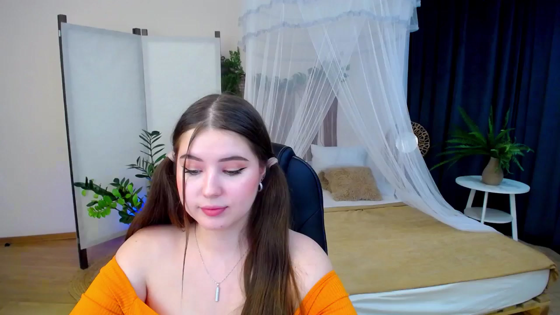 Gallery image thumbnail from AdmireMyEyes's myfreecams stream on, 10/21/2024, 08:30 image 1 of 20