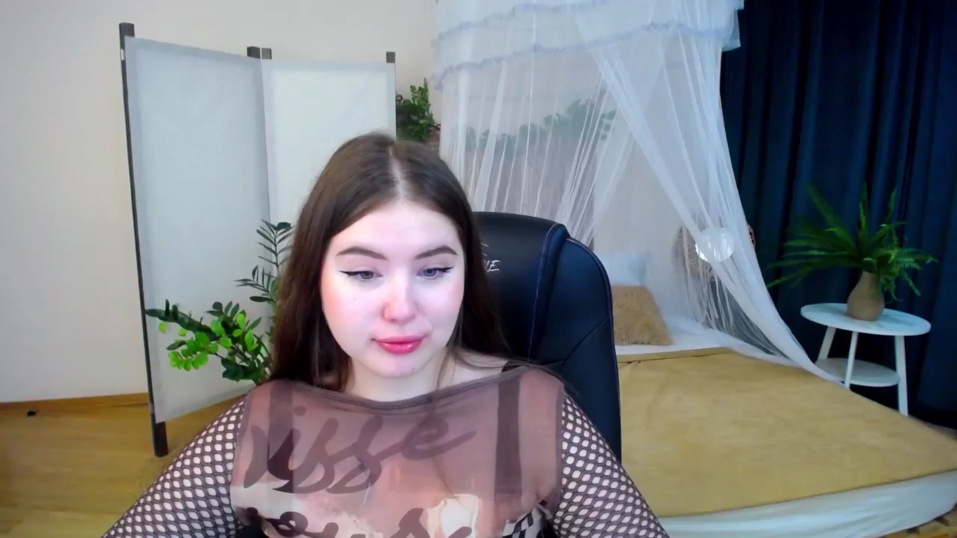 Gallery image thumbnail from AdmireMyEyes's myfreecams stream on, 10/23/2024, 21:03 image 14 of 20
