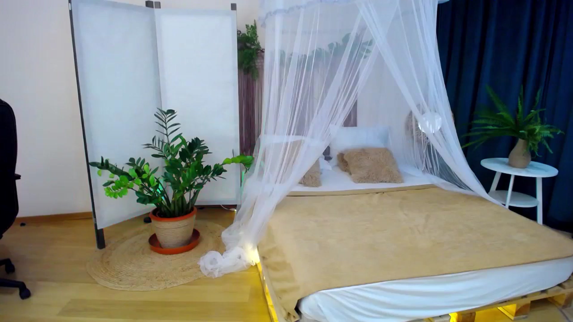 Gallery image thumbnail from AdmireMyEyes's myfreecams stream on, 10/23/2024, 23:47 image 8 of 20