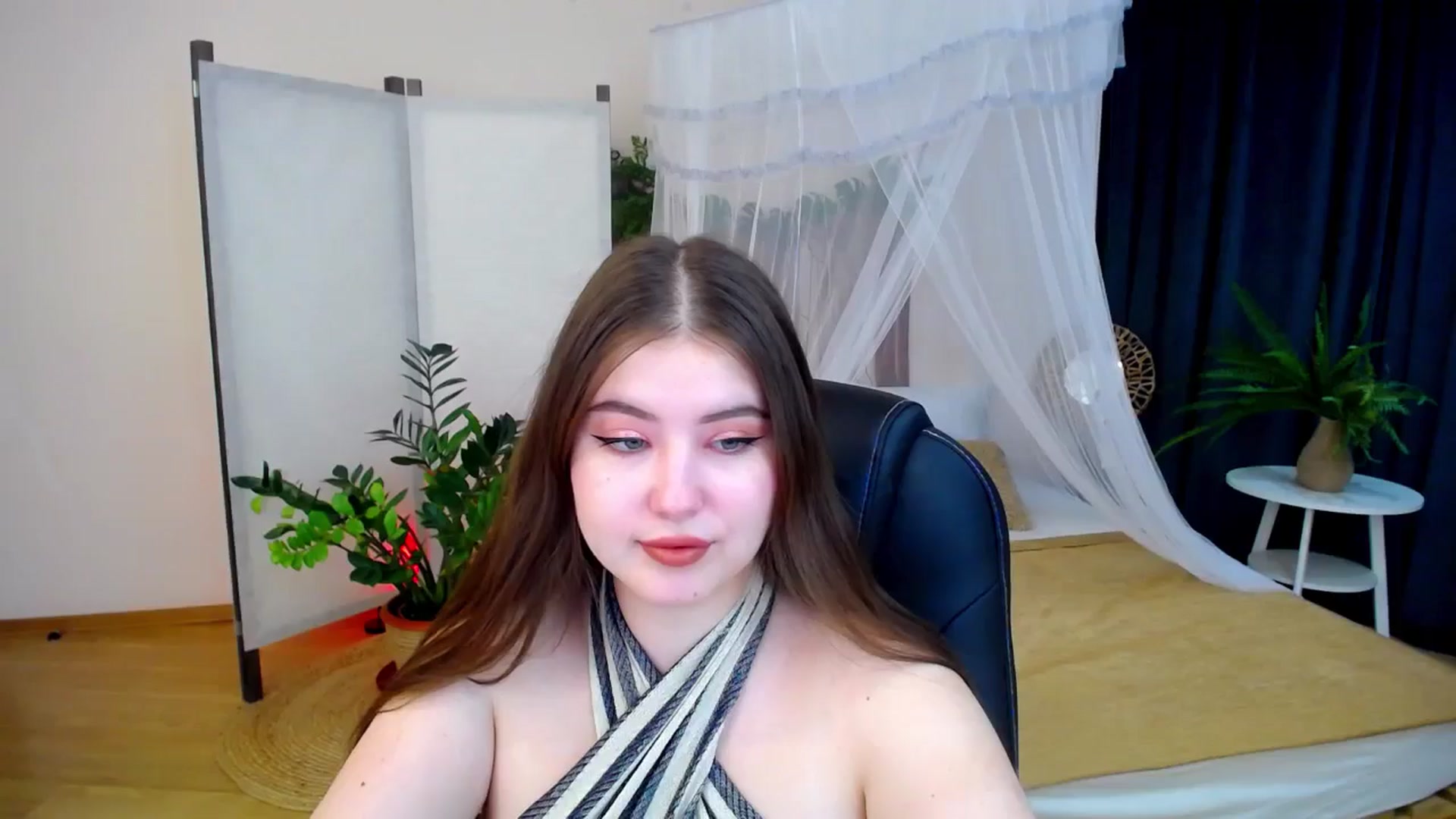 Gallery image thumbnail from AdmireMyEyes's myfreecams stream on, 10/24/2024, 19:46 image 20 of 20