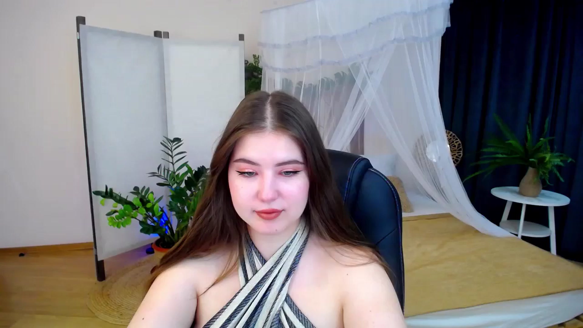 Gallery image thumbnail from AdmireMyEyes's myfreecams stream on, 10/24/2024, 19:46 image 5 of 20