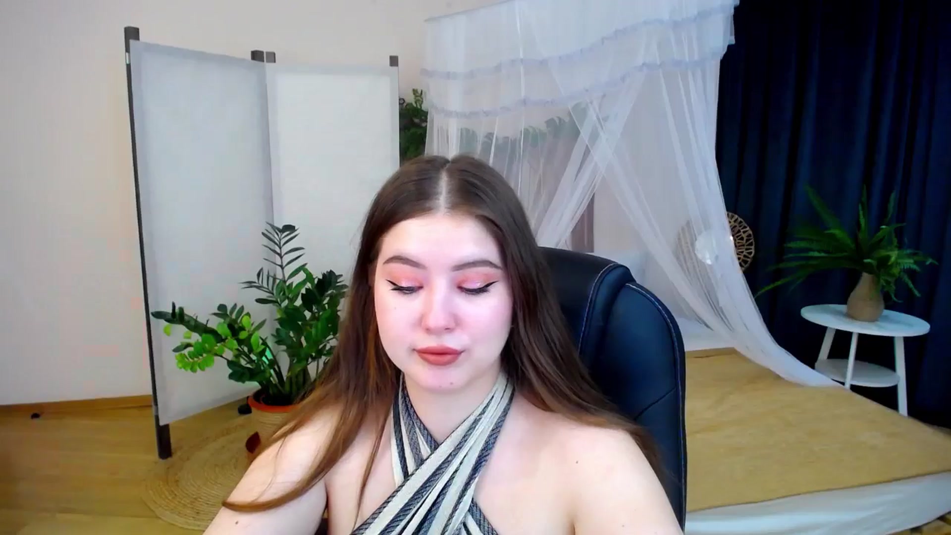 Gallery image thumbnail from AdmireMyEyes's myfreecams stream on, 10/24/2024, 19:46 image 10 of 20
