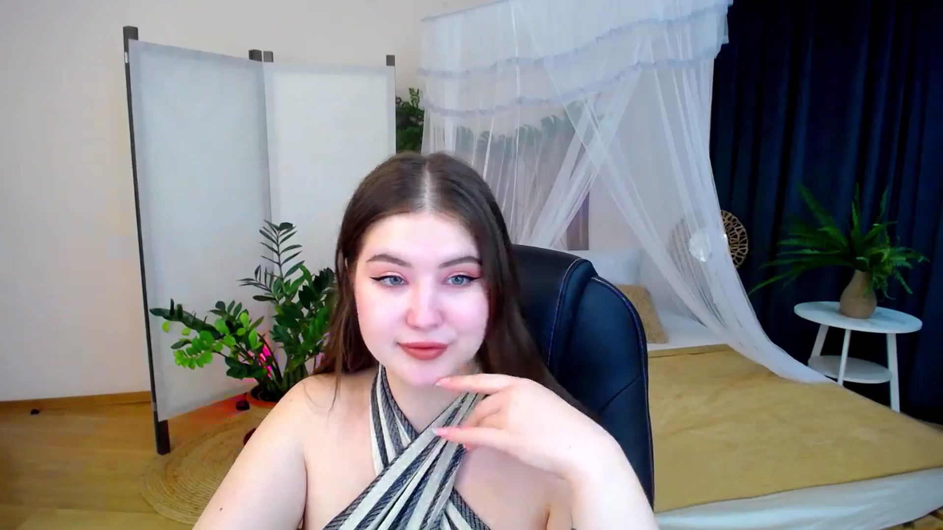 Gallery image thumbnail from AdmireMyEyes's myfreecams stream on, 10/24/2024, 19:46 image 19 of 20