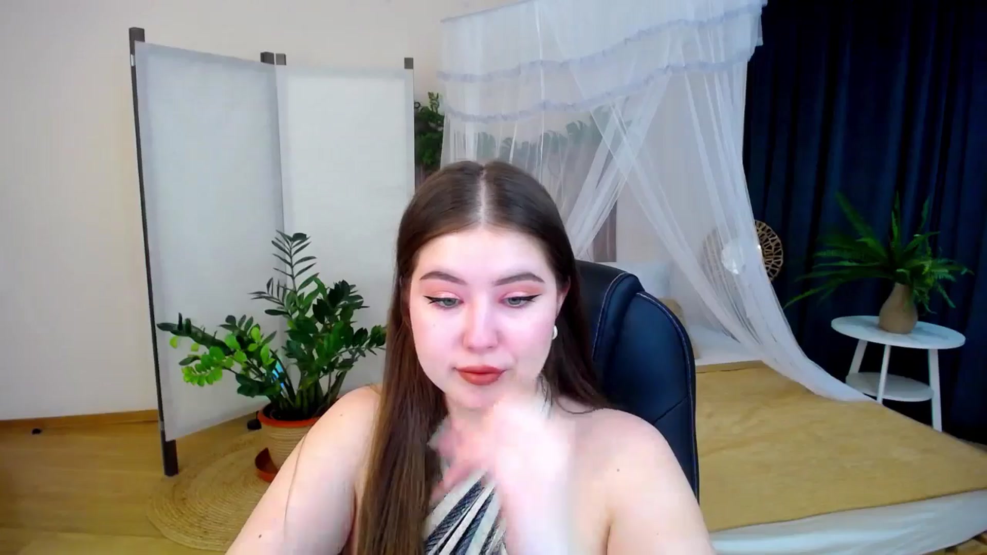 Gallery image thumbnail from AdmireMyEyes's myfreecams stream on, 10/24/2024, 19:46 image 16 of 20